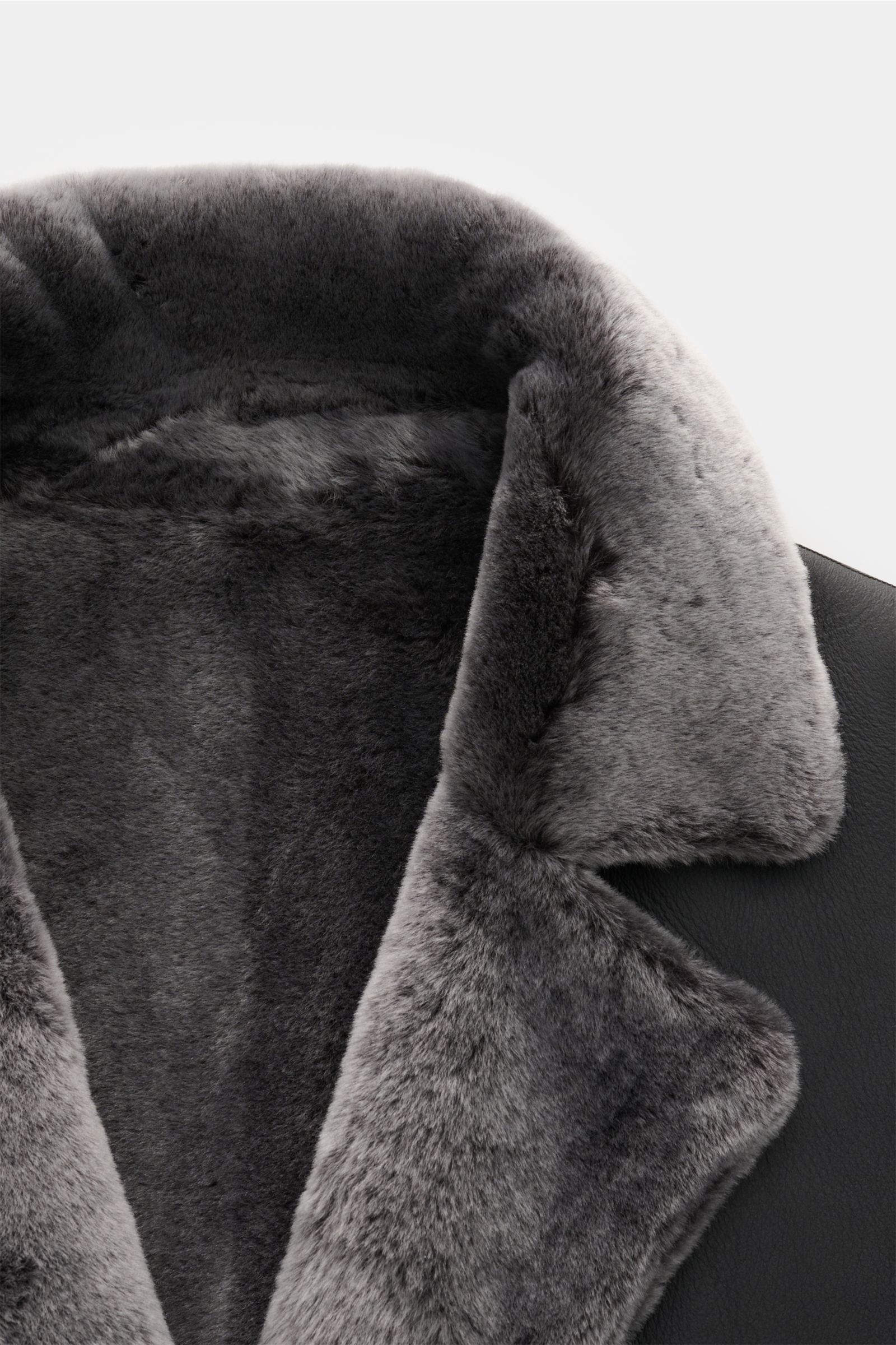 Manzoni 24 Lammfellmantel anthrazit, Detailansicht Reverskragen aus weichem Lammfell, Slim Fit, Drei-Knopf-Leiste, aufgesetzte Taschen.