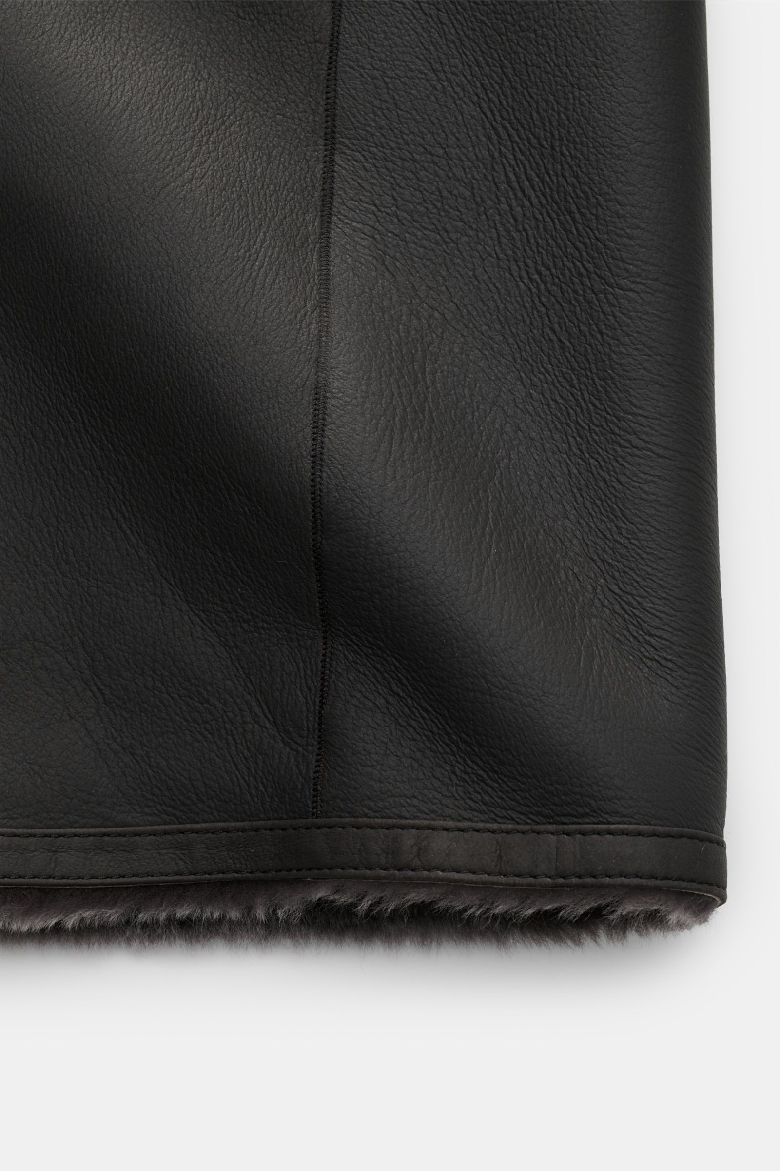 Manzoni 24 Lammfellmantel anthrazit, weiches Lammleder mit sichtbarer Naht, Slim Fit, Reverskragen, Innenseite aus Lammfell, Detailansicht seitlich unten.