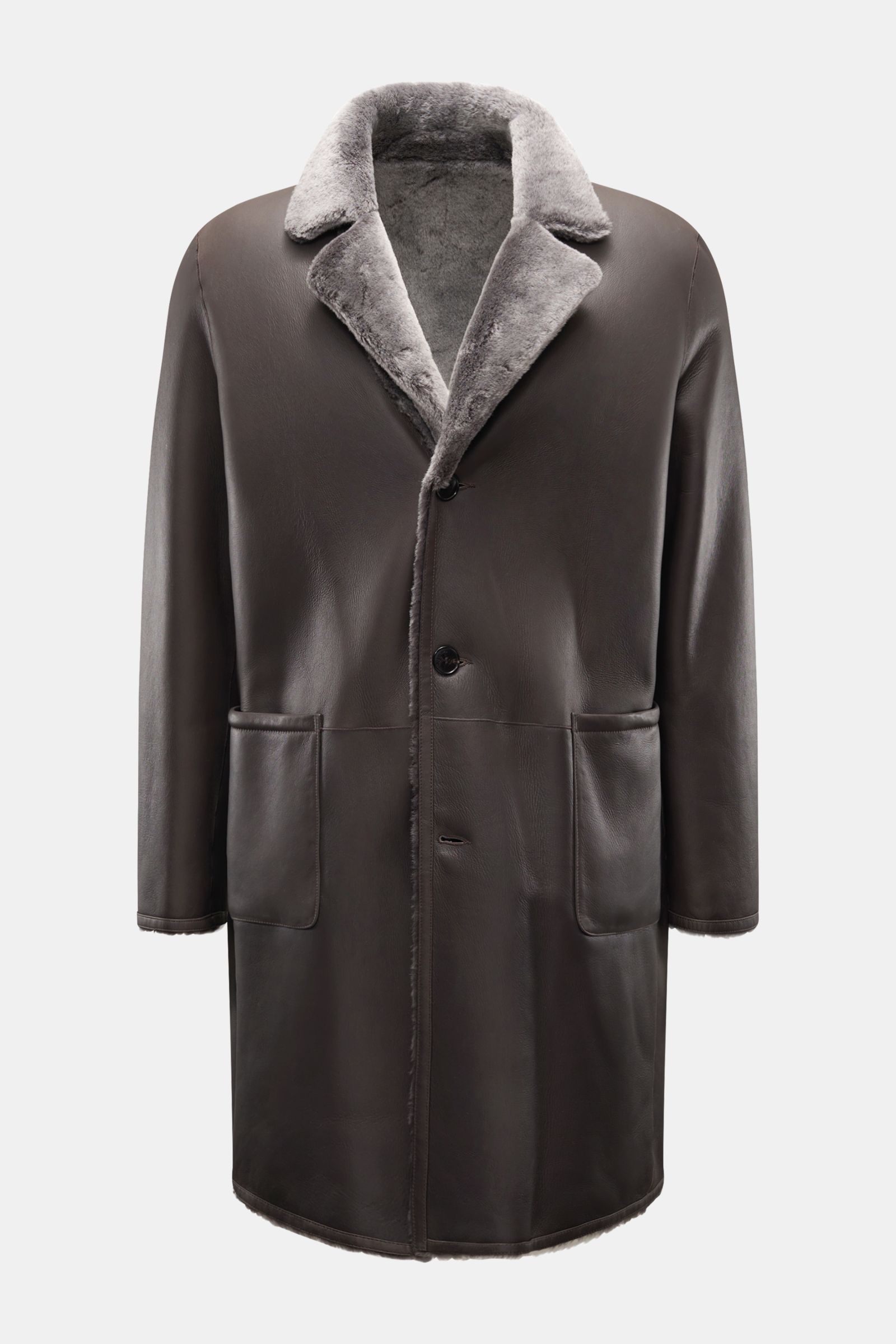 Manzoni 24 Lammfellmantel graubraun in Frontansicht, weiches Lammleder, Slim Fit, Reverskragen mit Lammfell, Drei-Knopf-Leiste, zwei Hüfttaschen, Rückenmittelschlitz.