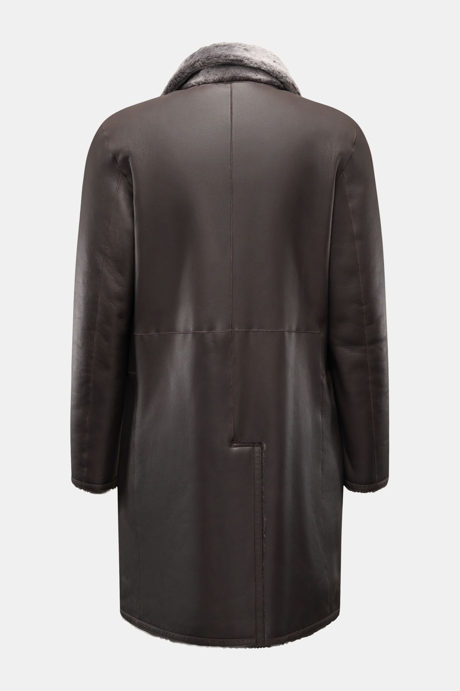 Manzoni 24 Lammfellmantel graubraun, Rückansicht, Slim Fit, Reverskragen aus weichem Lammfell, Drei-Knopf-Leiste, aufgesetzte Taschen, Rückenmittelschlitz.