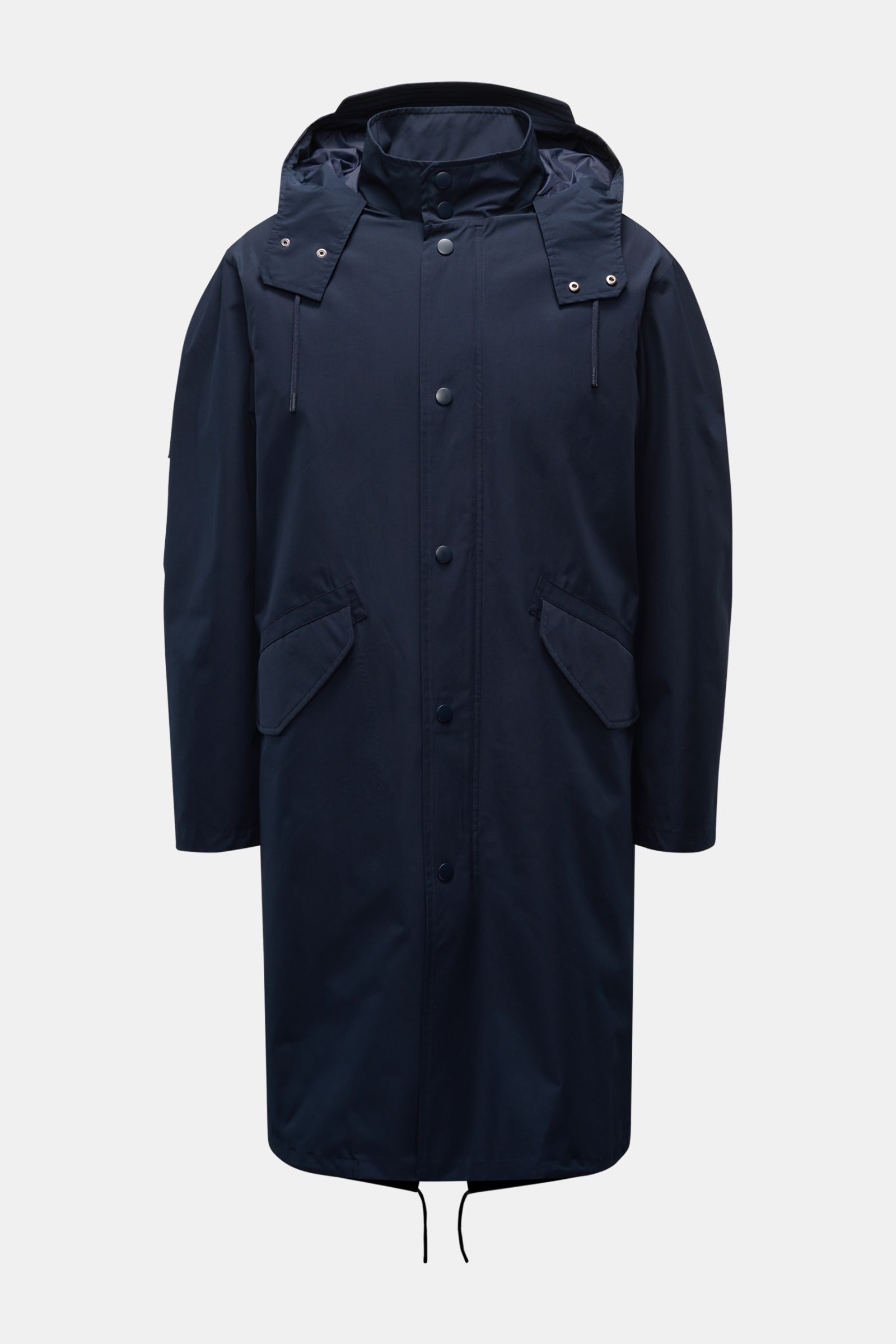 A.P.C. Parka 'Antonin' navy seen from the front, lightweight with microfiber and cotton fabric, wind flap, high collar, hood with drawstring, angled flap pockets, fishtail hem with drawstring, smooth lining, regular fit.  
Der Parka 'Antonin' in leicht