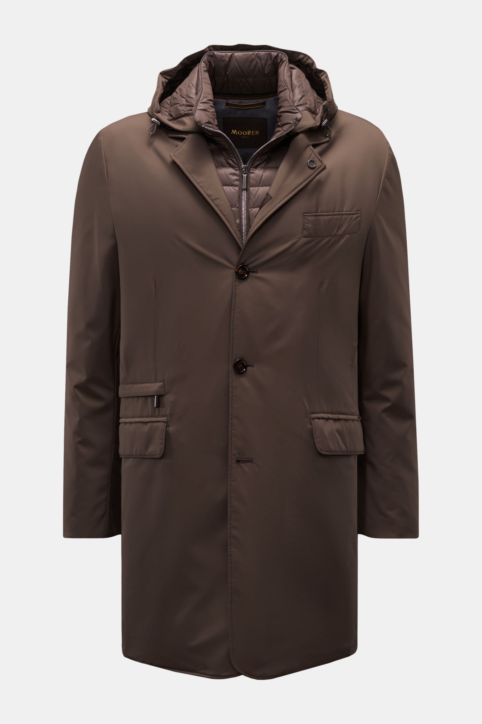 Front view of Moorer Daunen-Kurzmantel 'Redon' graubraun, a slim fit short down coat with matte resin-coated microfiber fabric, detachable hood, variable collar, three-button placket, four front pockets, two inner pockets, removable double-front, quilted 