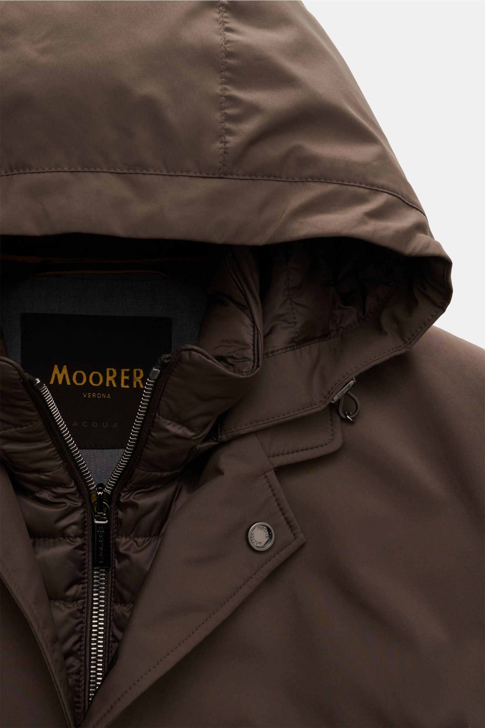 Close-up front view of the Moorer Daunen-Kurzmantel 'Redon' graubraun showing matte high-tech fabric, detachable hood, and zipper with snap button.