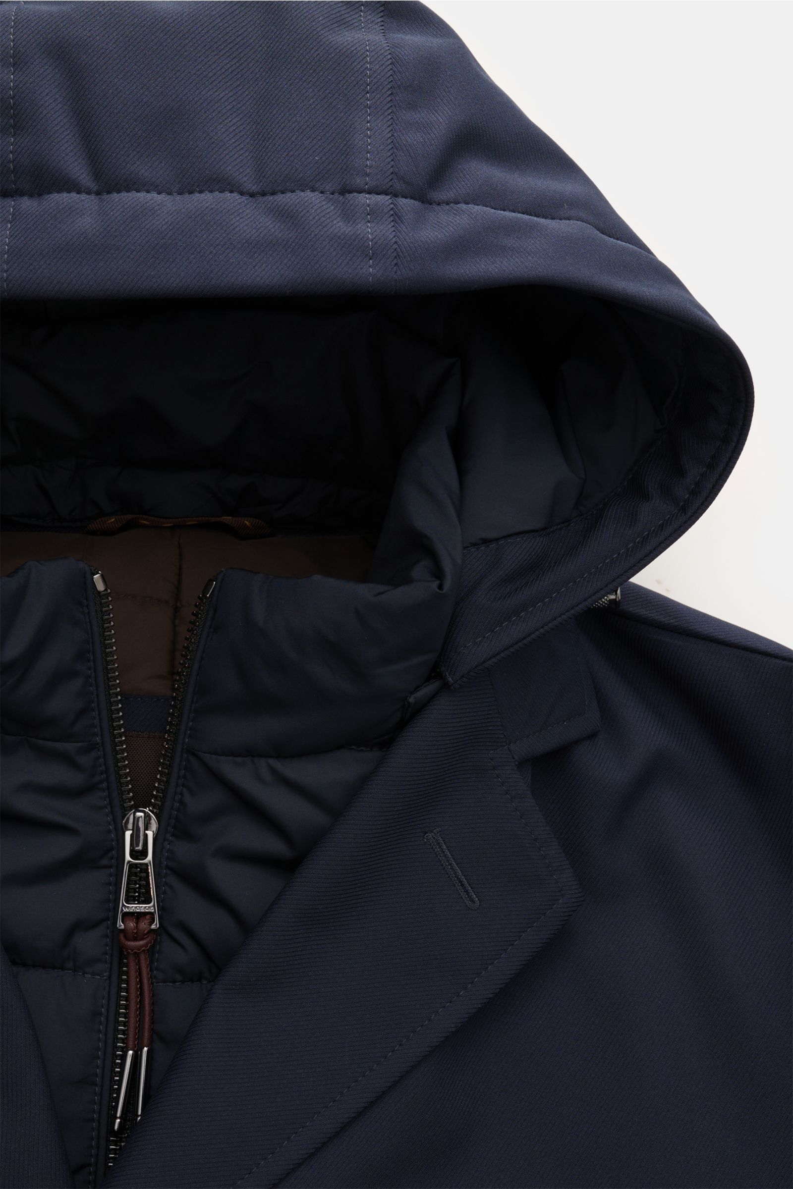 Close-up front view of the Windsor Parka 'Sarno' navy showcasing the detachable hood with drawstring, smooth microfiber, and zippered double-front with stand-up collar. Flexibel bleiben – mit Stil: Der Parka 'Sarno' von WINDSOR passt sich Ihren Ansprüchen