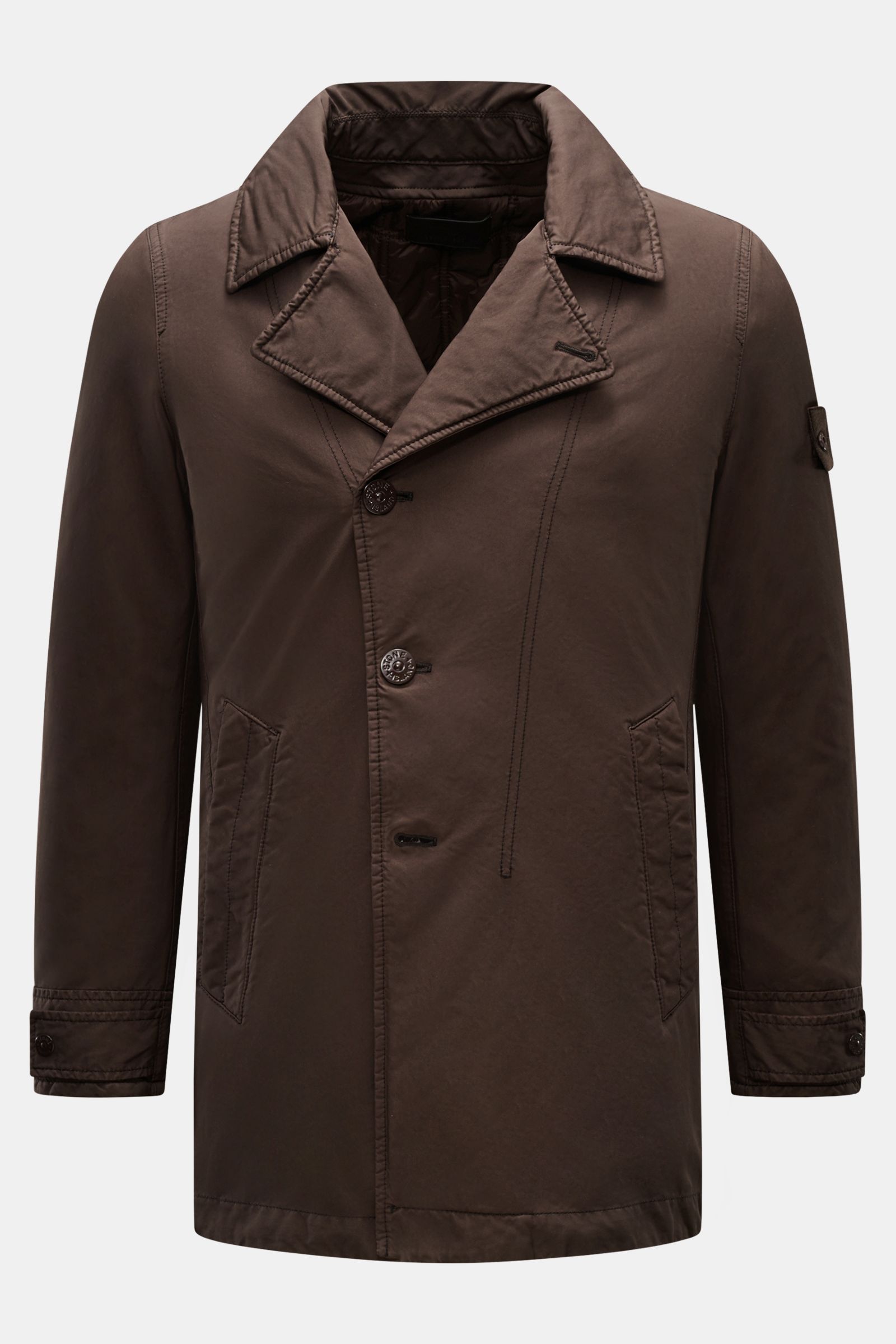 Stone Island Jacke 'David-TC Ghost Piece' dunkelbraun, Slim Fit, mit Anti-Drop-Finish, schräger Knopfleiste, Kragen, Taschen, tonalem Badge, von vorne.