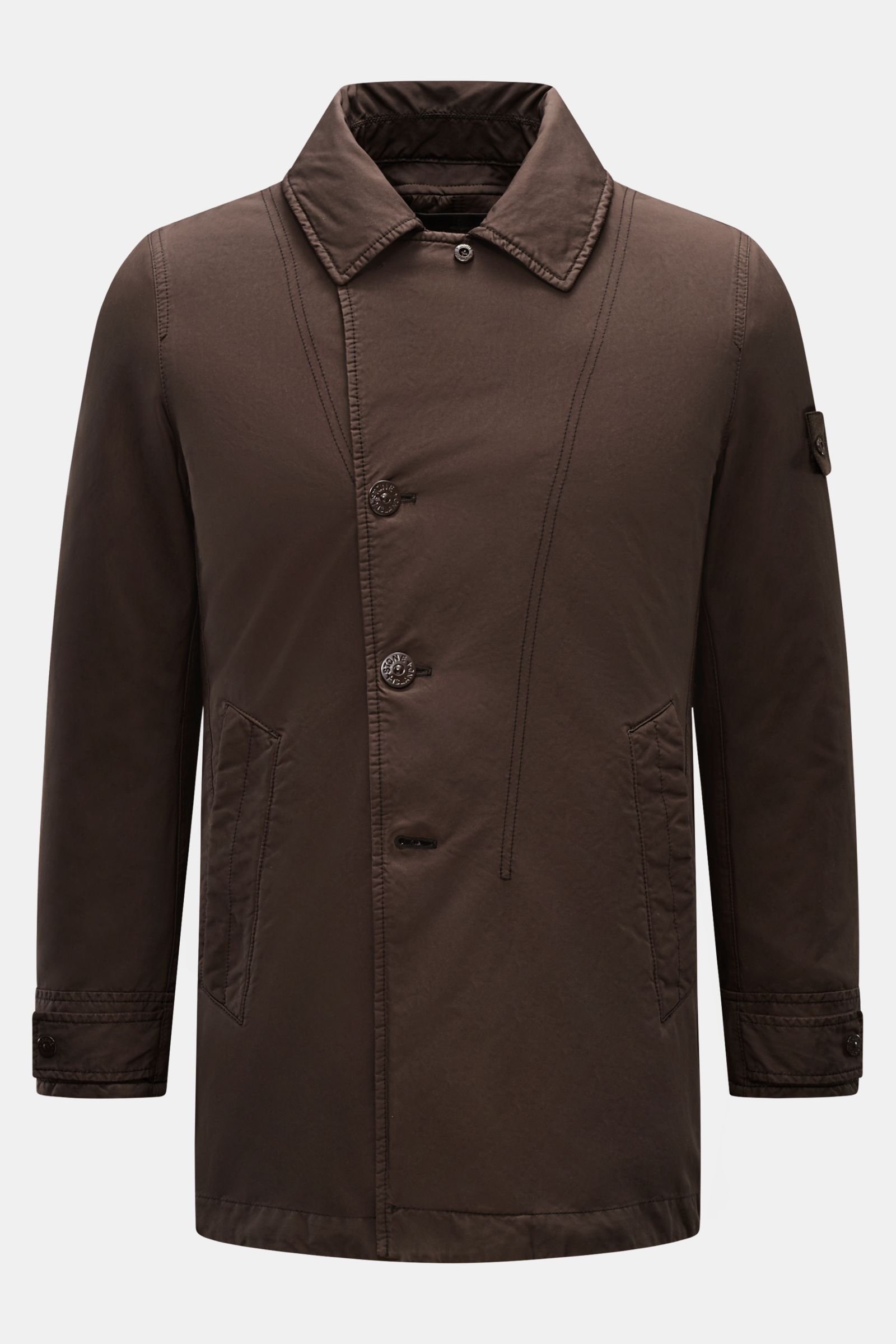 Stone Island Jacke 'David-TC Ghost Piece' dunkelbraun, Slim Fit, wasserabweisend mit Anti-Drop-Finish, seitliche Taschen, tonales Badge, frontal fotografiert.