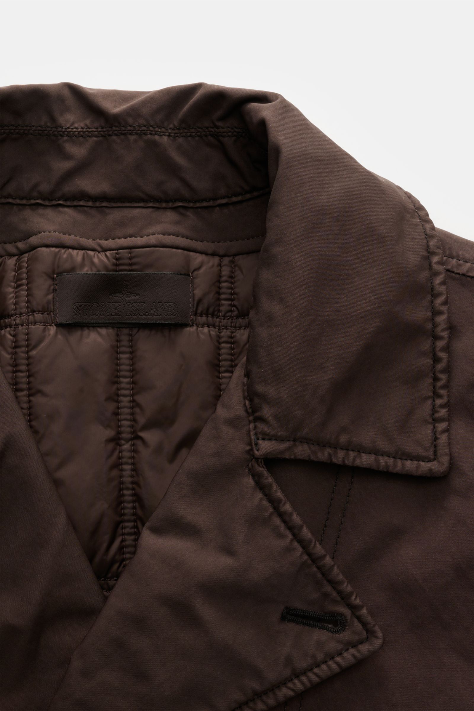 Stone Island Jacke 'David-TC Ghost Piece' dunkelbraun, Nahaufnahme Kragen und Innenfutter, robuste Baumwolle mit Anti-Drop-Finish.