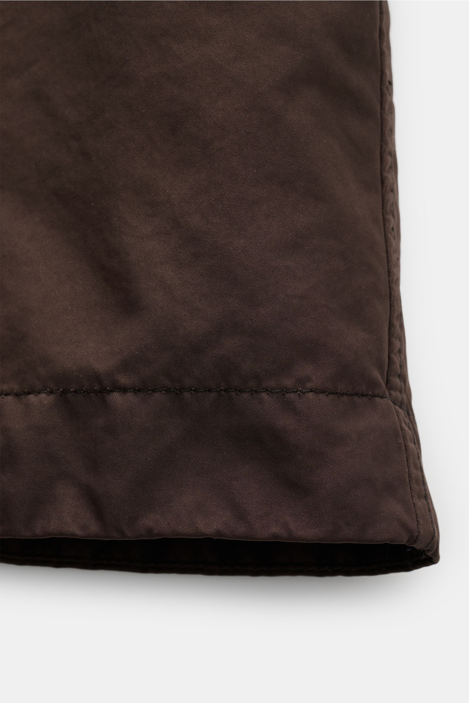 Stone Island Jacke 'David-TC Ghost Piece' dunkelbraun, Detailaufnahme des Ärmels mit robustem Baumwollstoff und Anti-Drop-Finish.