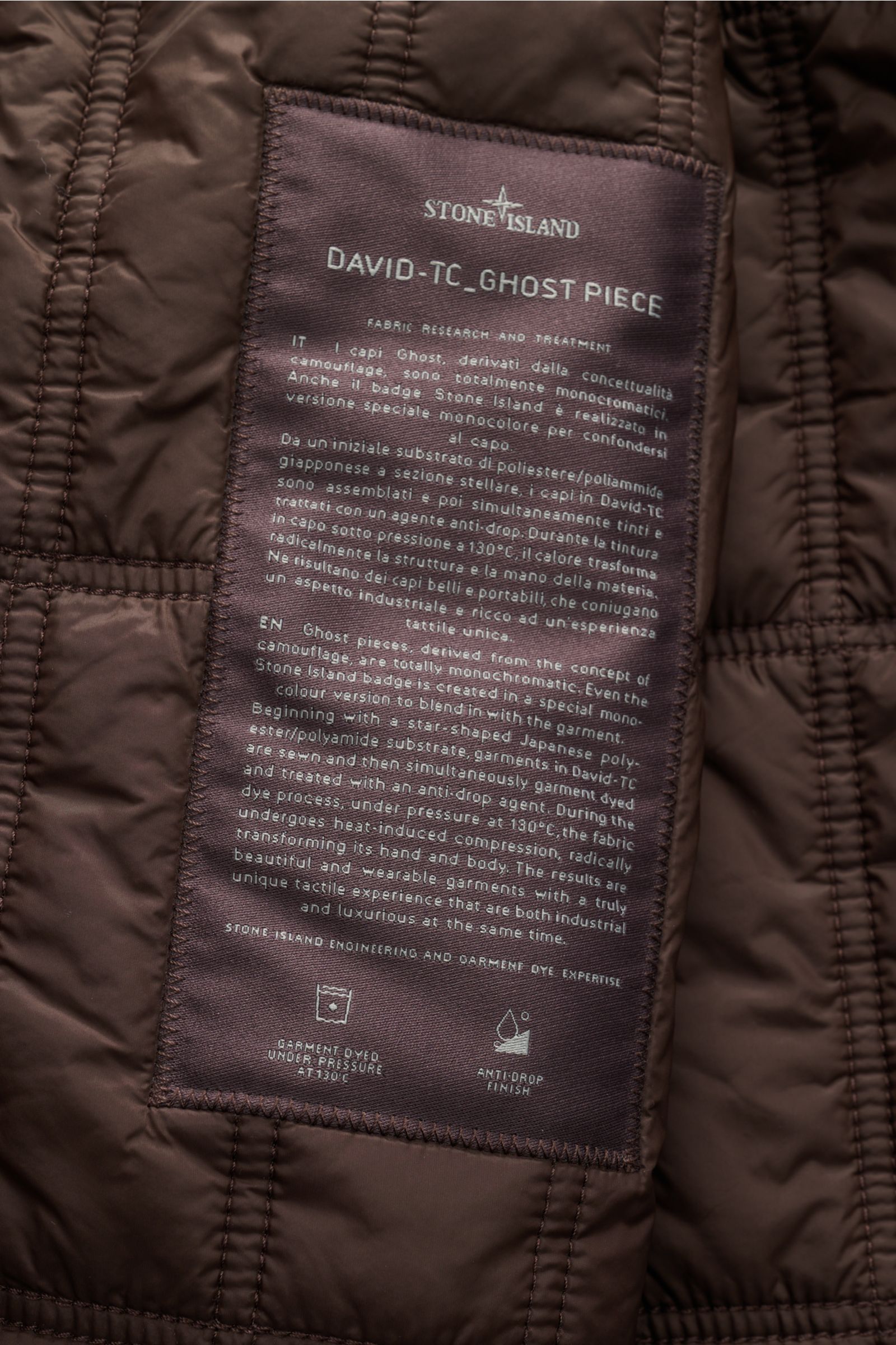 Stone Island Jacke 'David-TC Ghost Piece' dunkelbraun, Innenansicht des gesteppte Innenfutters mit Label zu Anti-Drop-Finish und Primaloft.