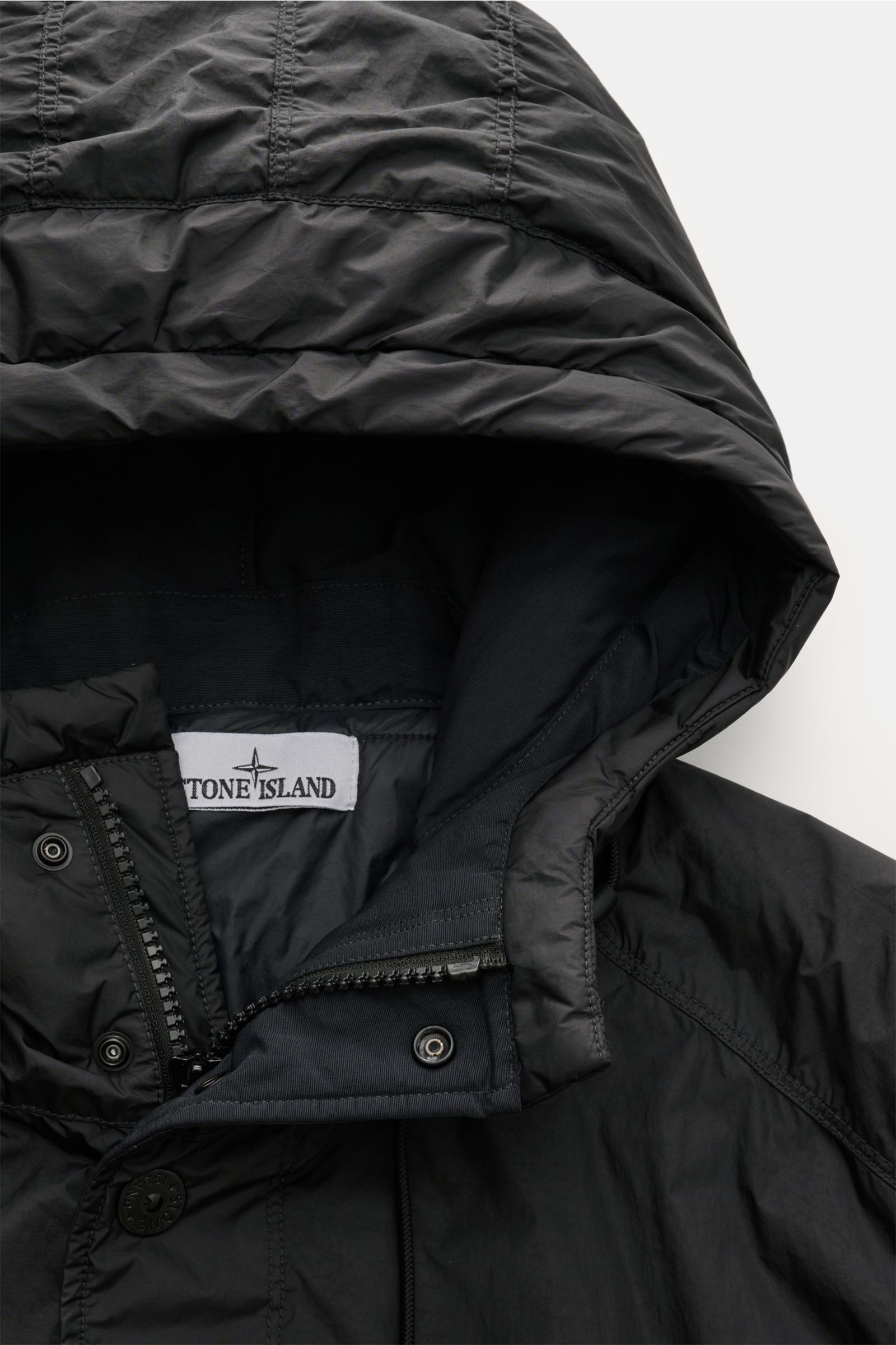 Stone Island Parka 'Garment Dyed Crincle Reps R-NY' schwarz, Nahaufnahme von Kapuze und Reißverschluss, wasserabweisend, Primaloft-Wattierung, Regular Fit.