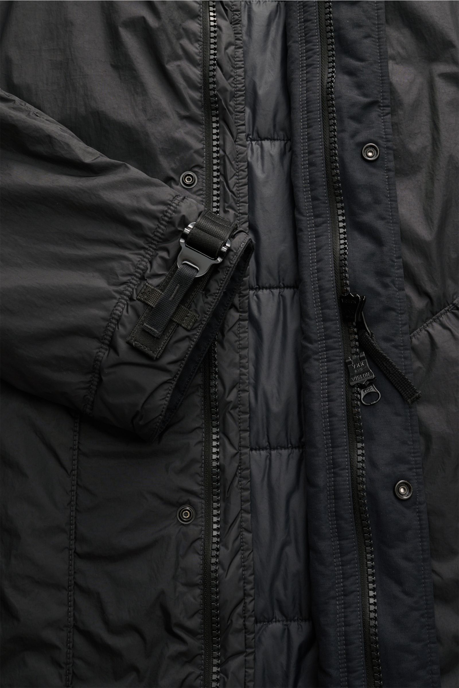 Nahaufnahme von innen und Ärmeldetail des Stone Island Parka 'Garment Dyed Crincle Reps R-NY' schwarz, wasserabweisend, mit Primaloft-Wattierung.