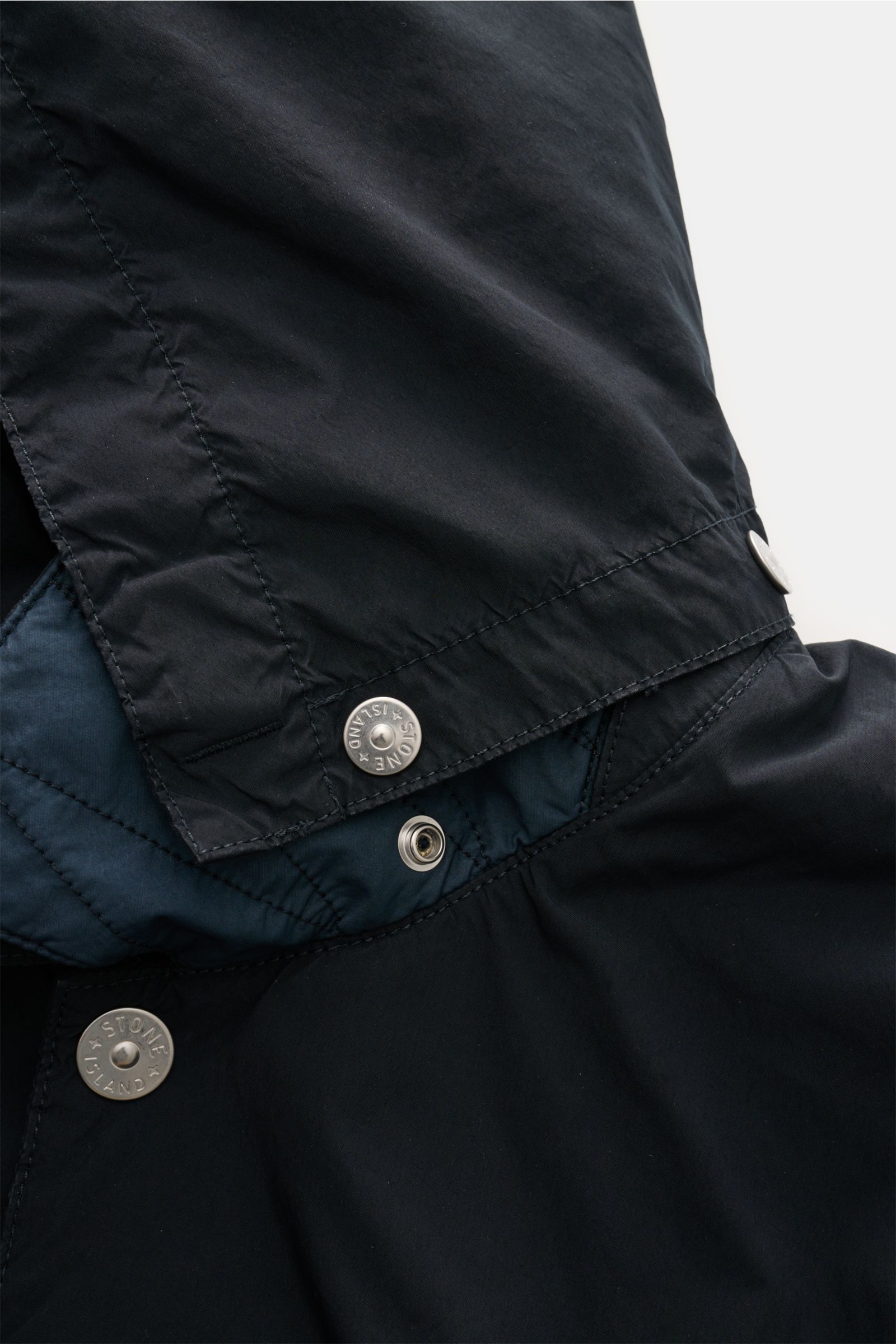 Stone Island Parka 'Light Compact Touch Poly-TC' dark navy, Detailansicht der Kapuze mit Kompass-Badge, Anti-Drop-Finish, elastische Microfaser, Slim Fit.