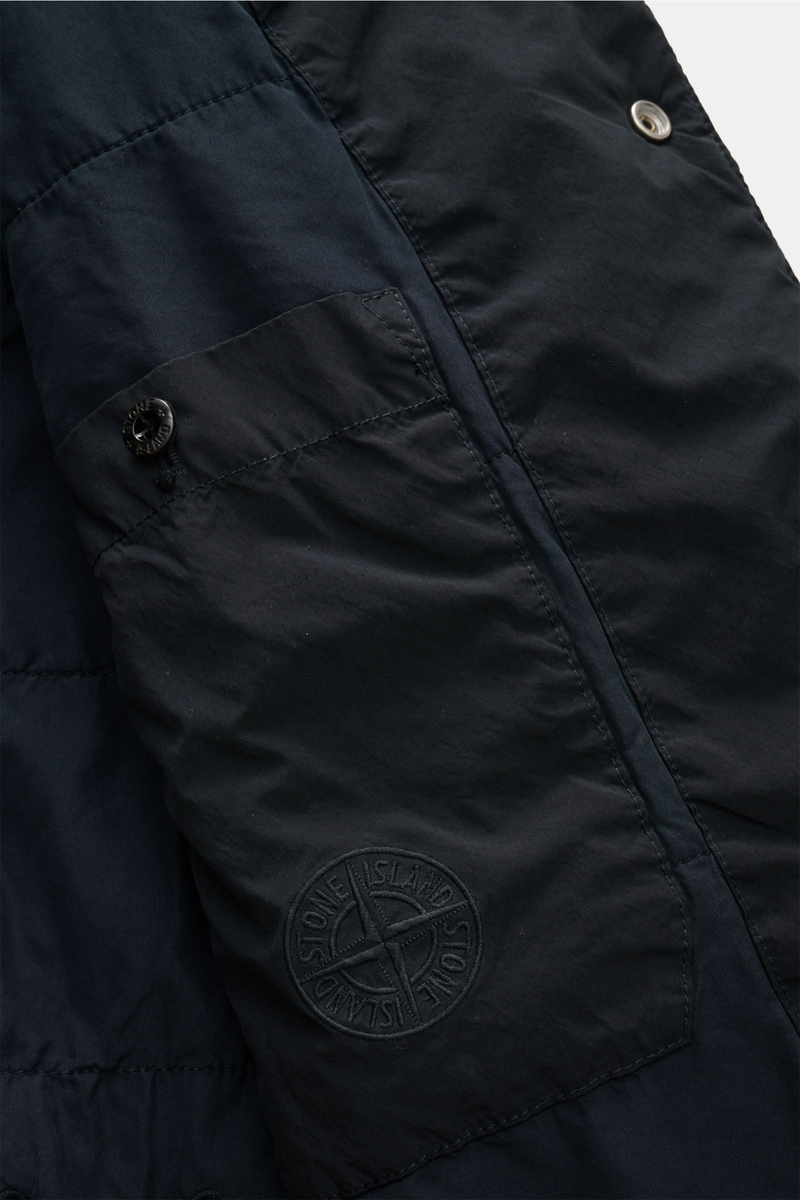 Stone Island Parka 'Light Compact Touch Poly-TC' dark navy, Detailansicht der Innentasche mit Kompass-Badge, elastische Microfaser, Slim Fit, wasserabweisend