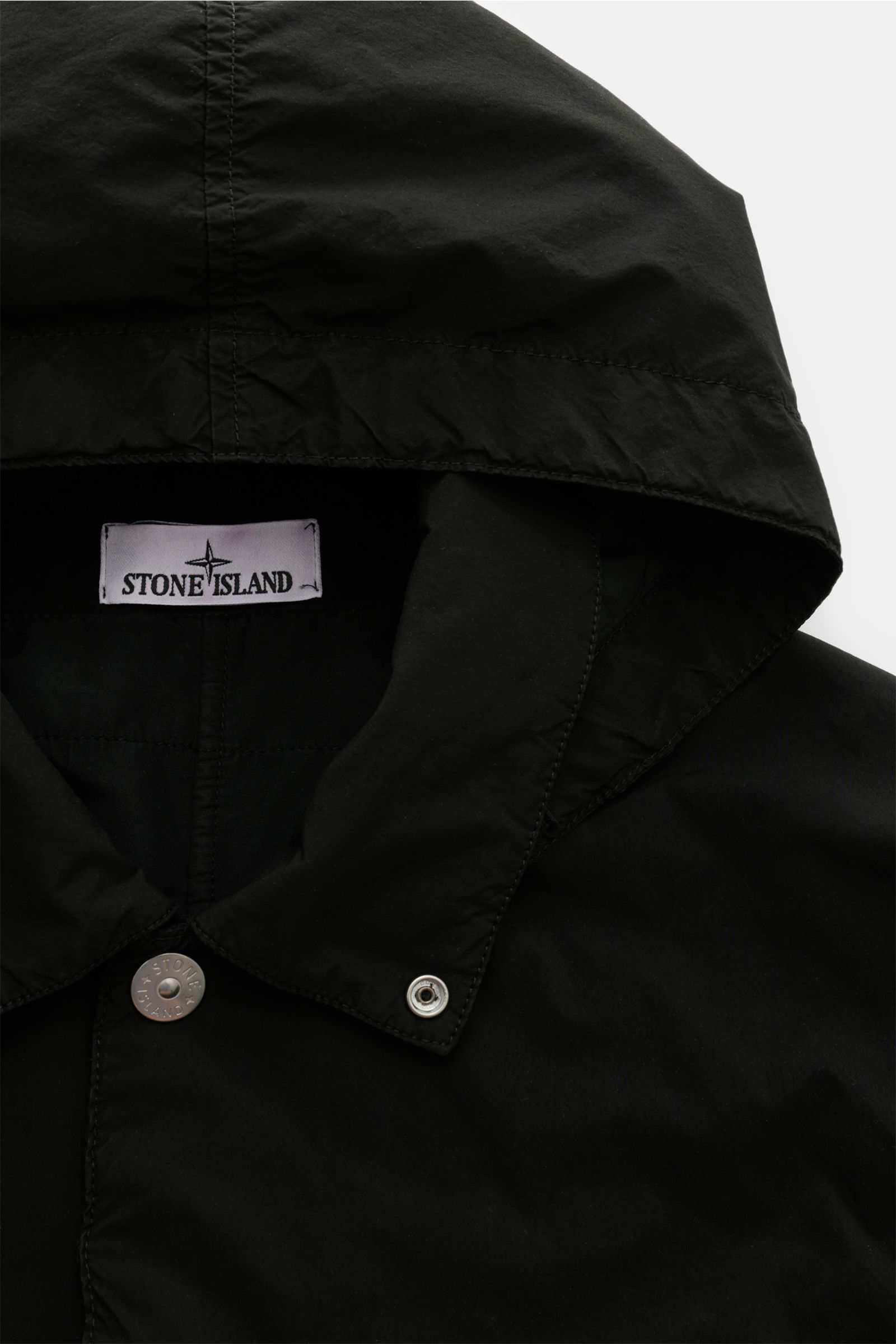 Stone Island Parka 'Light Compact Touch Poly-TC' schwarz, Nahaufnahme der Kapuze mit Kompass-Badge, wind- und wasserabweisend, Slim Fit.