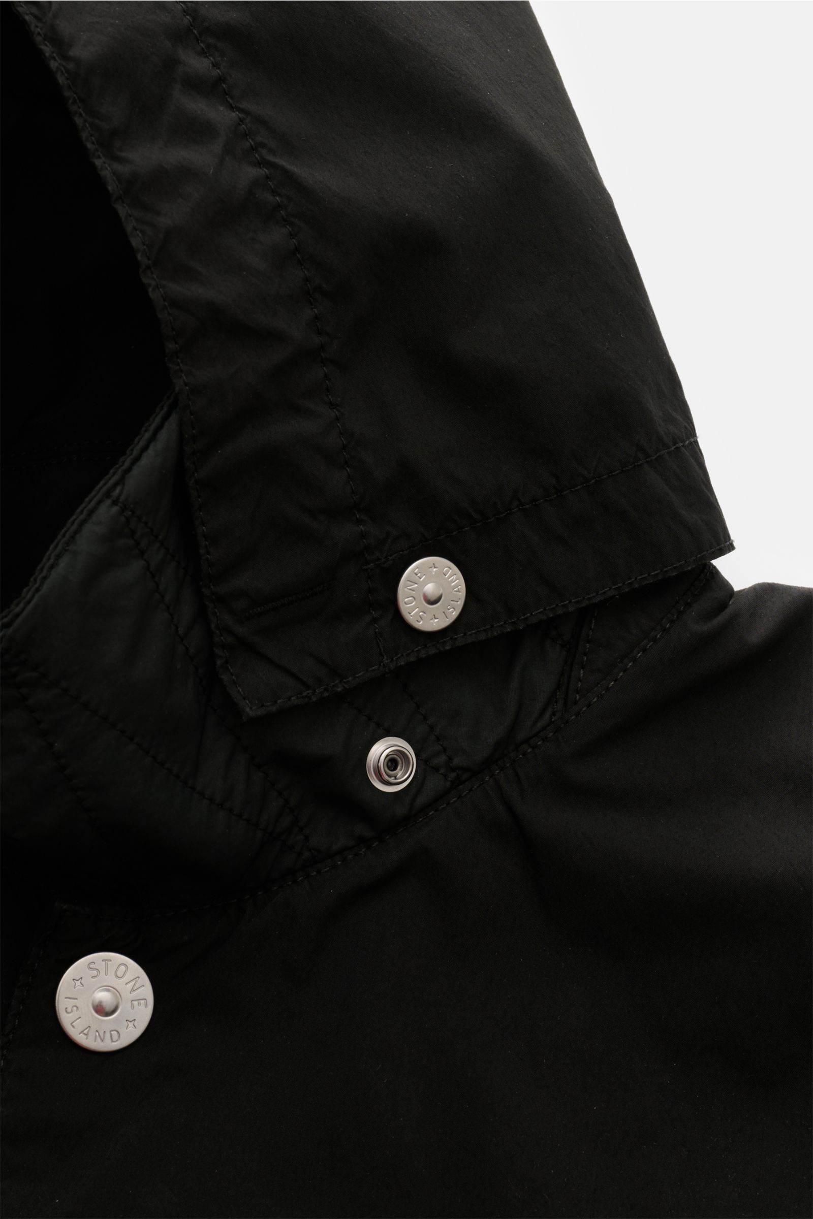 Stone Island Parka 'Light Compact Touch Poly-TC' schwarz, Nahaufnahme der Kapuze mit Druckknöpfen, elastische Microfaser, regenabweisend.