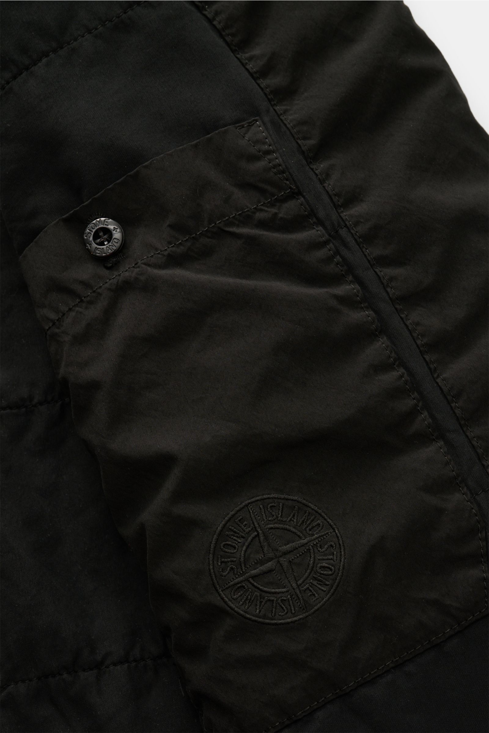 Stone Island Parka 'Light Compact Touch Poly-TC' schwarz, Detailaufnahme von Tasche mit Kompass-Badge, wind- und wasserabweisend, Slim Fit.