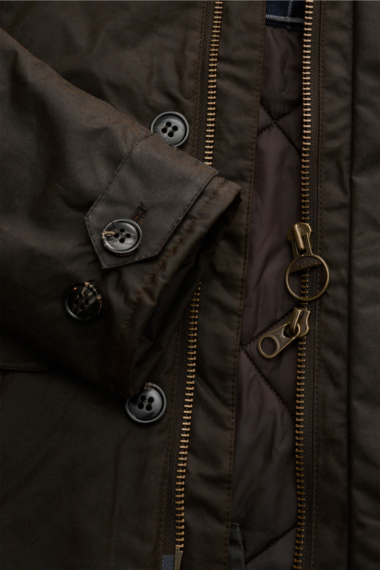 Nahaufnahme des Barbour Wachsparka 'Beaudale' khaki von vorne, gewachste Baumwolle, wattiert, mit Reißverschluss und Knöpfen.