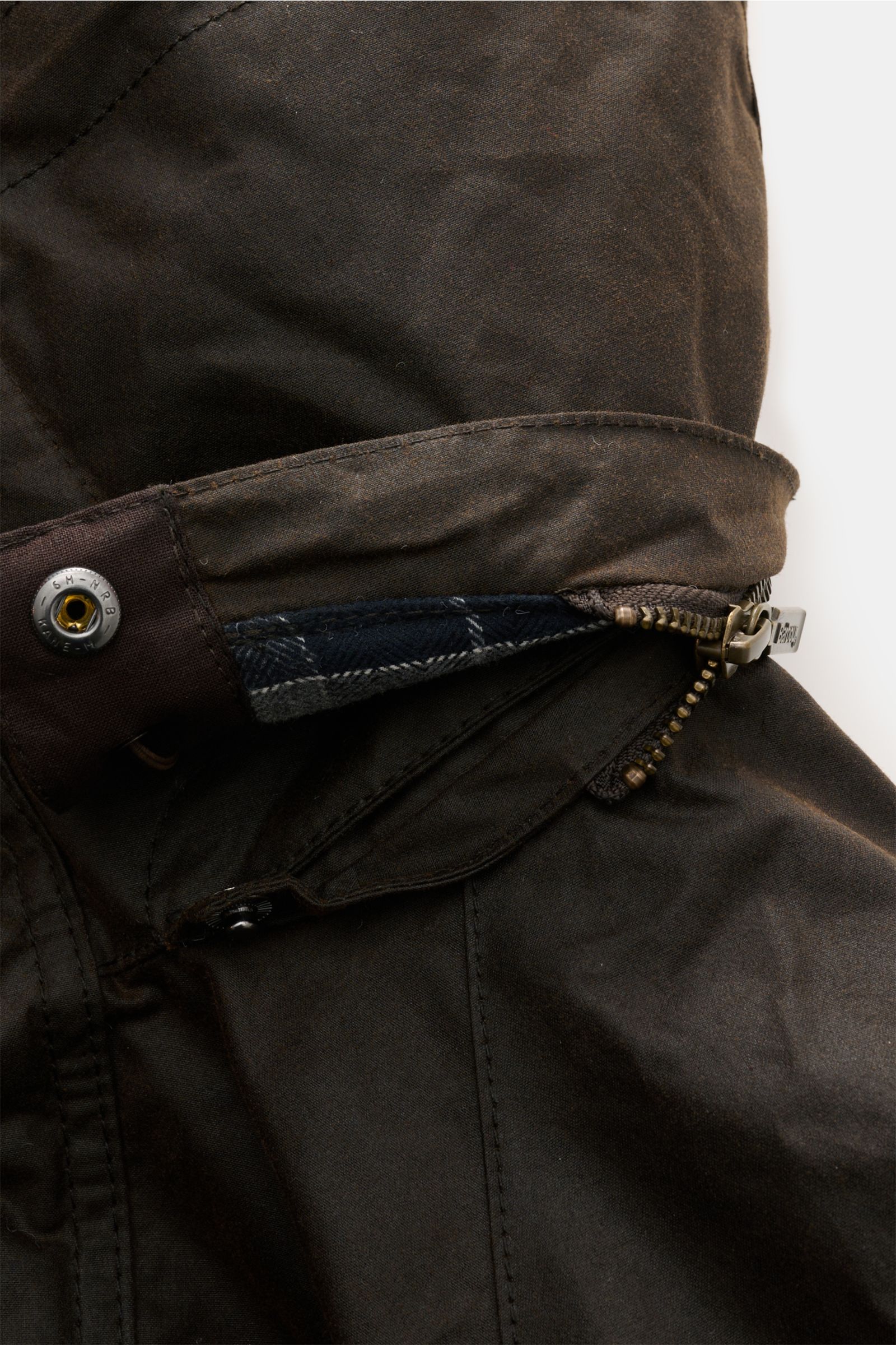 Nahaufnahme der abnehmbaren Kapuze des Barbour Wachsparka 'Beaudale' khaki aus gewachster, wasserabweisender Baumwolle mit Reißverschluss und Knöpfen.