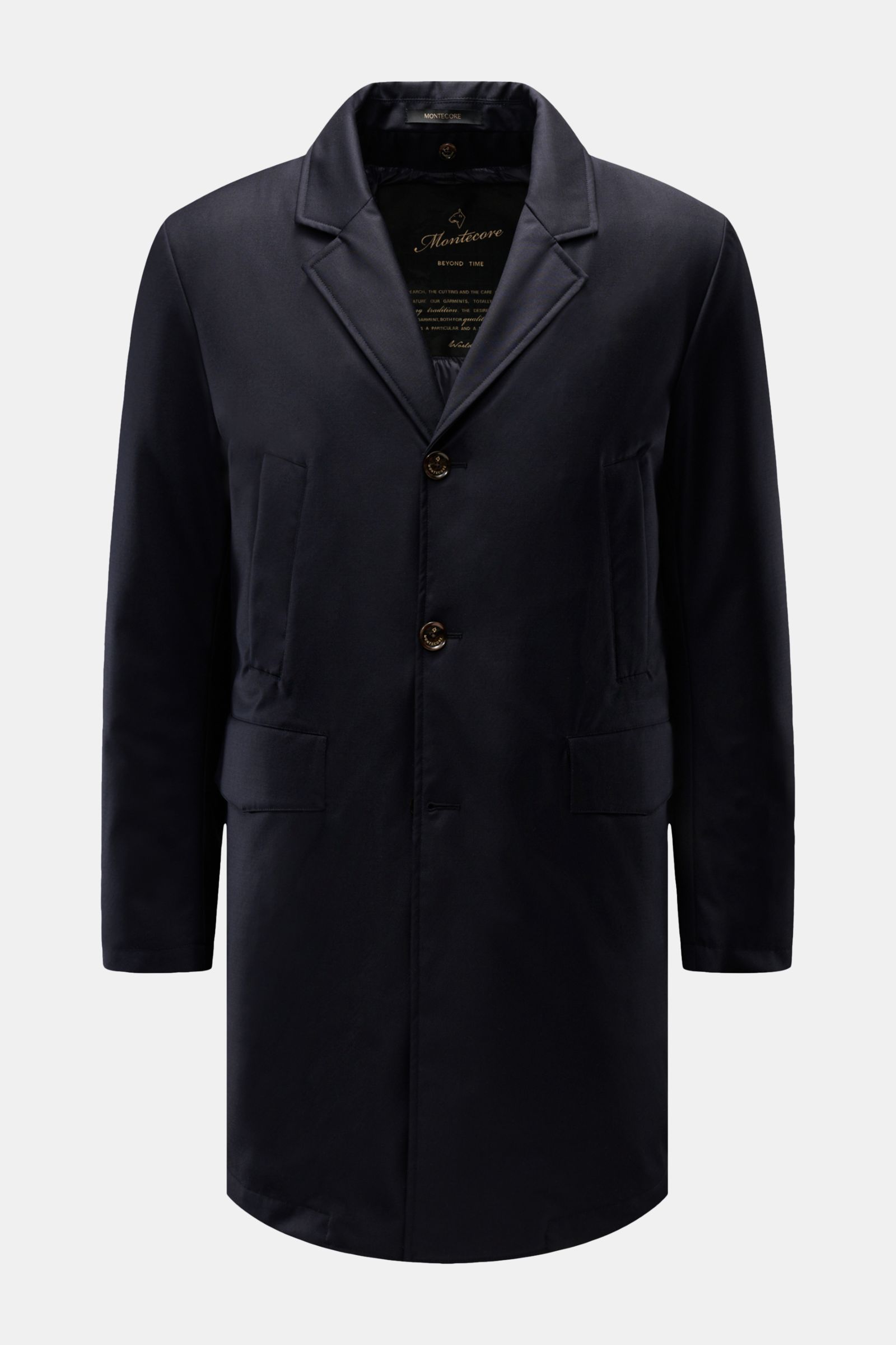 Front view of Montecore Daunen-Kurzmantel navy coat in slim fit, featuring a three-button placket, notch collar, flap front pockets, handwarmer pockets with hidden zippers, and leather details.

-

Twill aus reiner Super 120'S Schurwolle