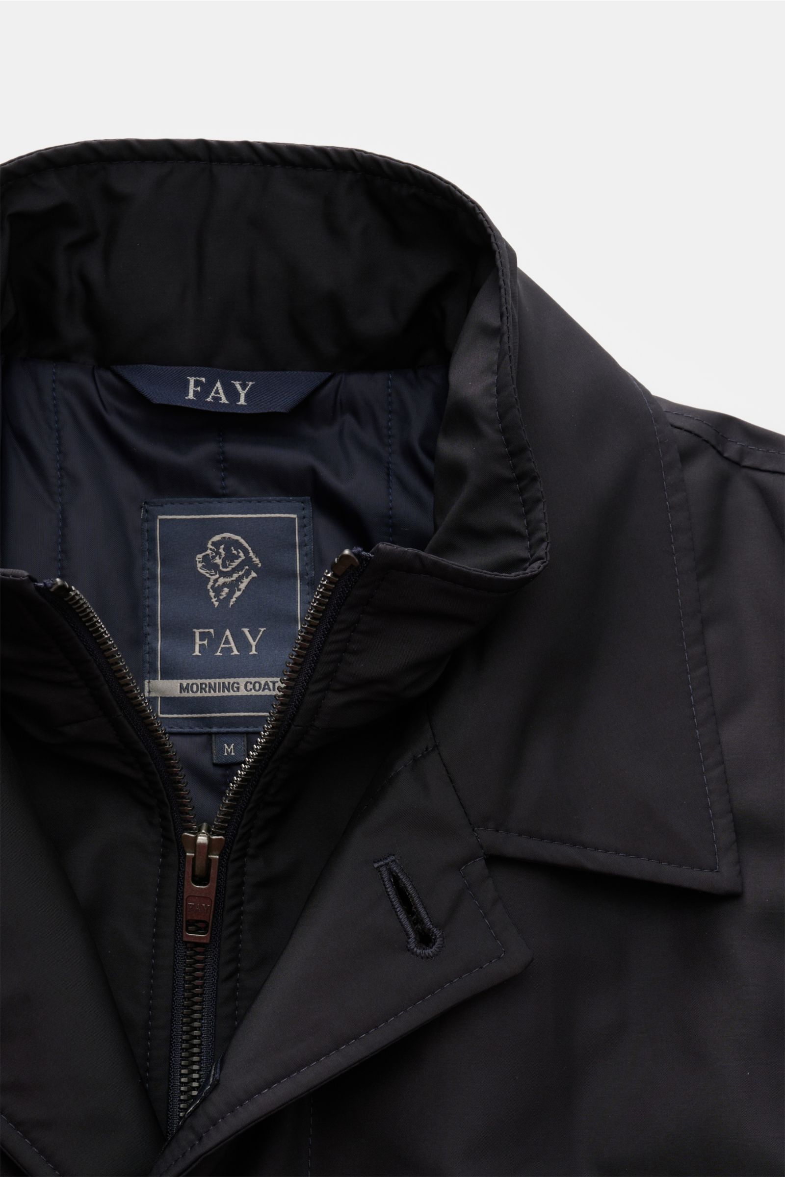 Fay Mantel 'Morning Coat' navy, Detailaufnahme von oben, wasserabweisender Popeline, wattiert, Double-Front mit Stehkragen, Reißverschluss