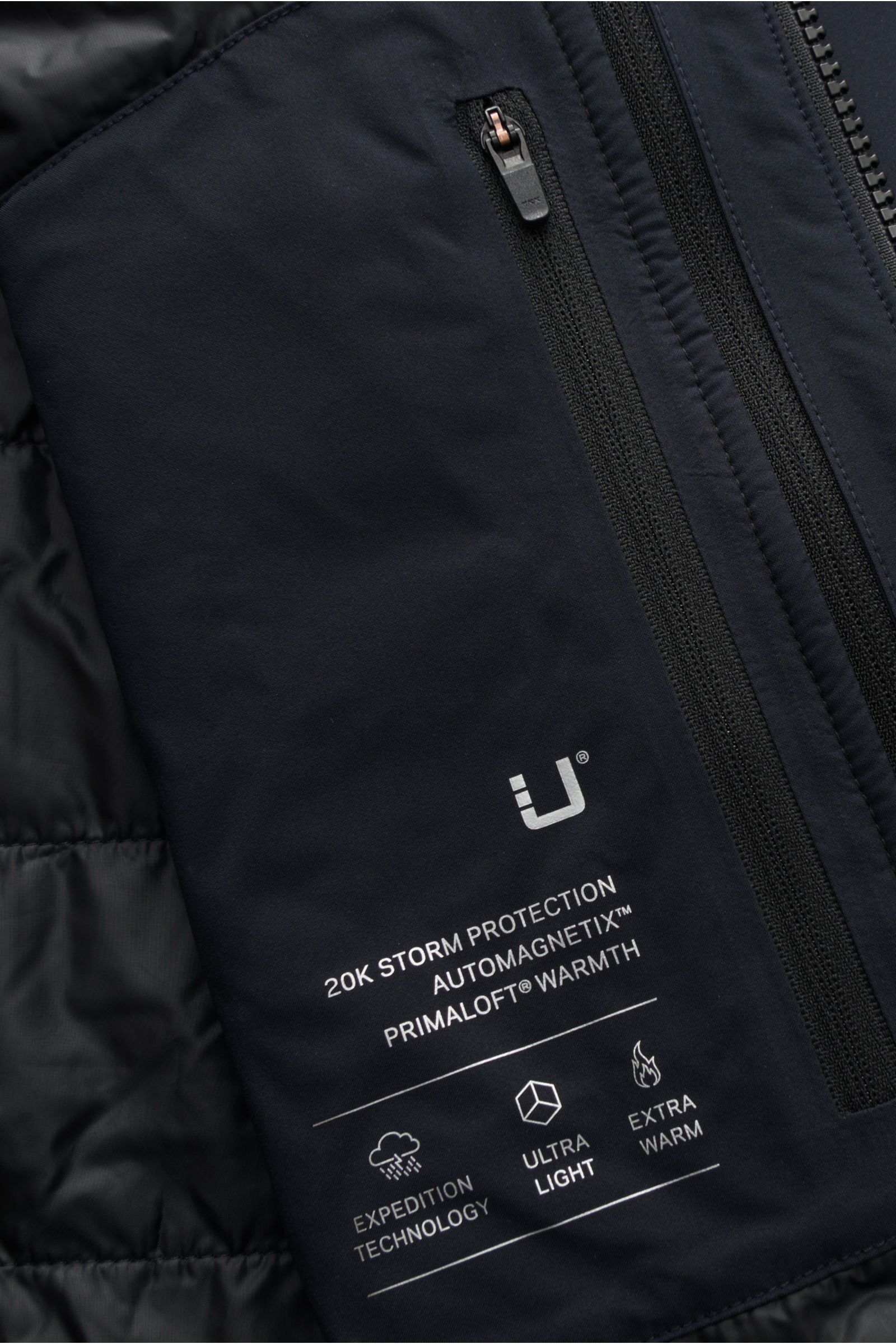 UBR Mantel 'Black Storm' dark navy Innenansicht Nahaufnahme technische Microfaser mit Primaloft, Zipper, getapte Nähte, atmungsaktiv, wasserdicht
