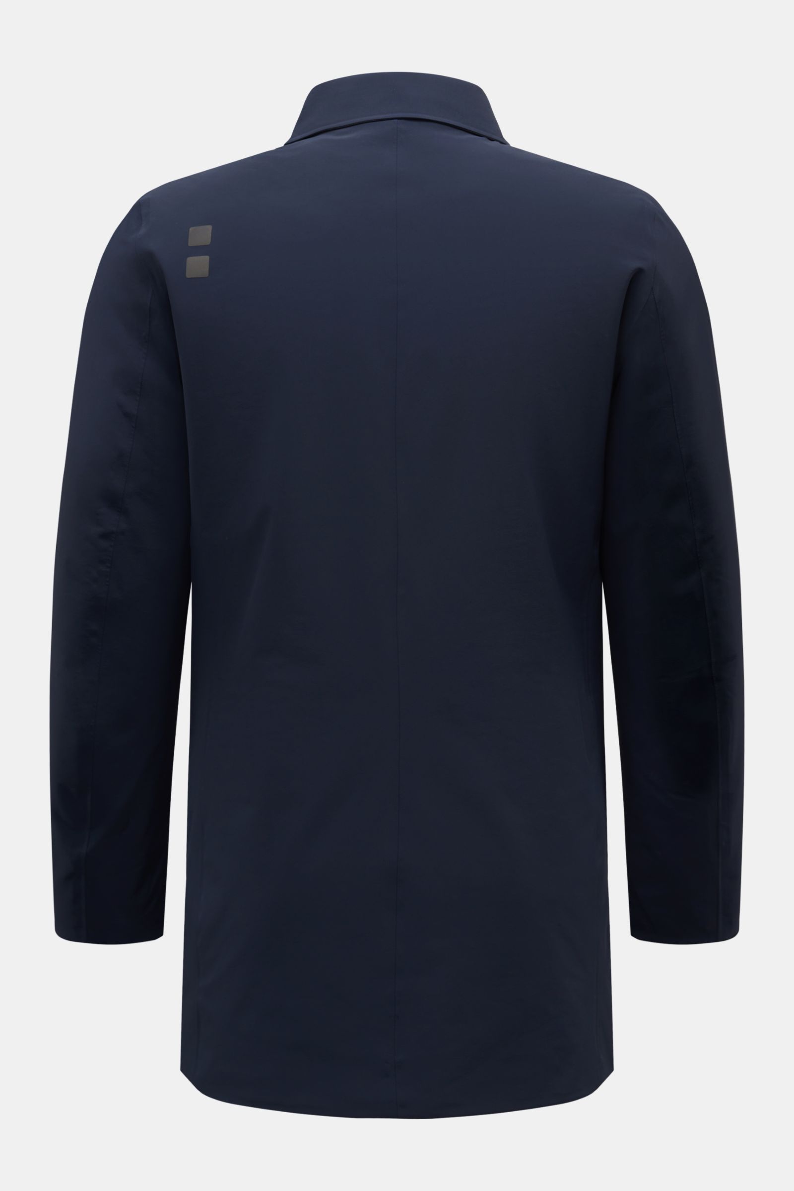 Back view of UBR Kurzmantel 'Regulator Coat' navy, a lightweight, functional short coat with Scandinavian simplicity, breathable, waterproof, slim fit, taped seams, and reflective logos. Leicht und besonders funktional ist das Modell 'Regulator Coat' des 