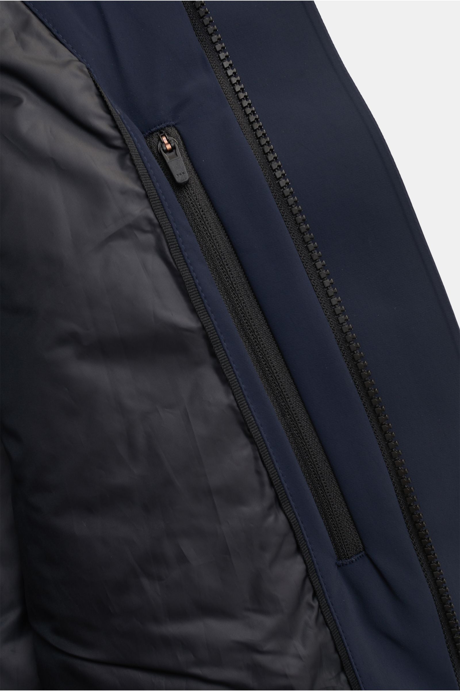 Close-up inside view of the UBR Kurzmantel 'Regulator Coat' navy showing the inner zipper pocket, smooth lining, and high-quality microfiber fabric. Leicht und besonders funktional ist das Modell 'Regulator Coat' des norwegischen Labels UBR – skandinavisc