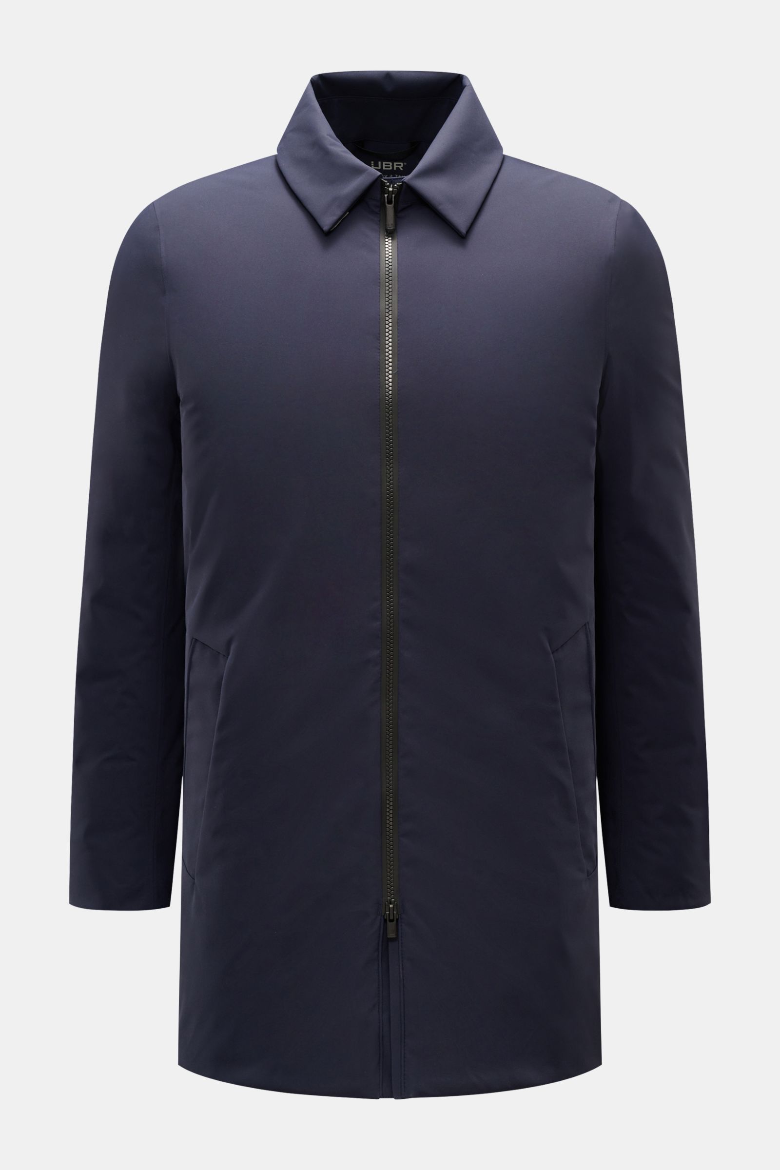 UBR Daunenjacke 'Quantum' navy, frontal fotografiert, Slim Fit mit wasserabweisendem Microfaser, winddicht, Daunenfüllung, Zwei-Wege-Reißverschluss, variabler Umlegekragen und Taschen.