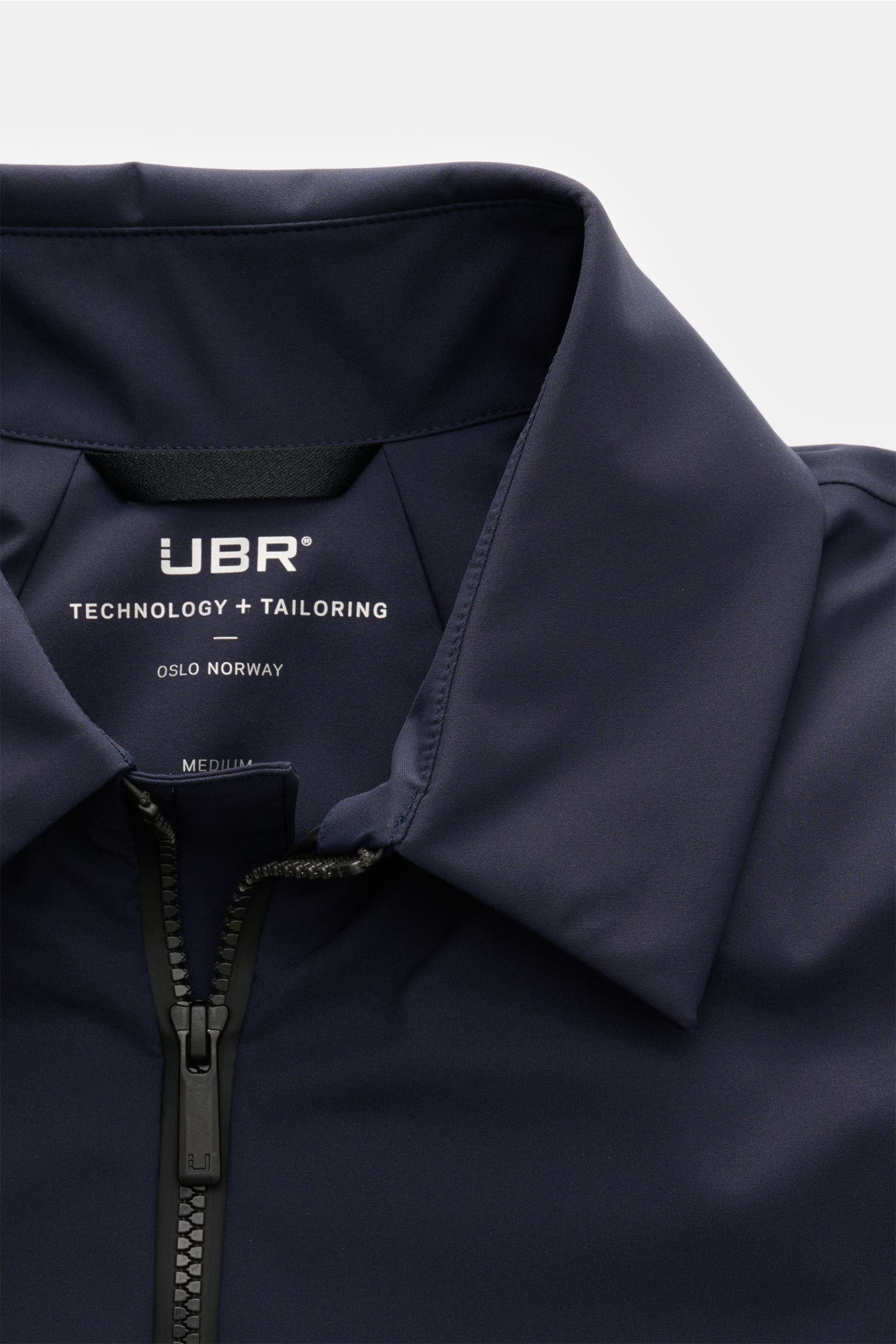 UBR Daunenjacke 'Quantum' navy in Nahaufnahme von oben, Slim Fit, wasserabweisend, winddicht, mit Zwei-Wege-Reißverschluss und variablem Umlegekragen.