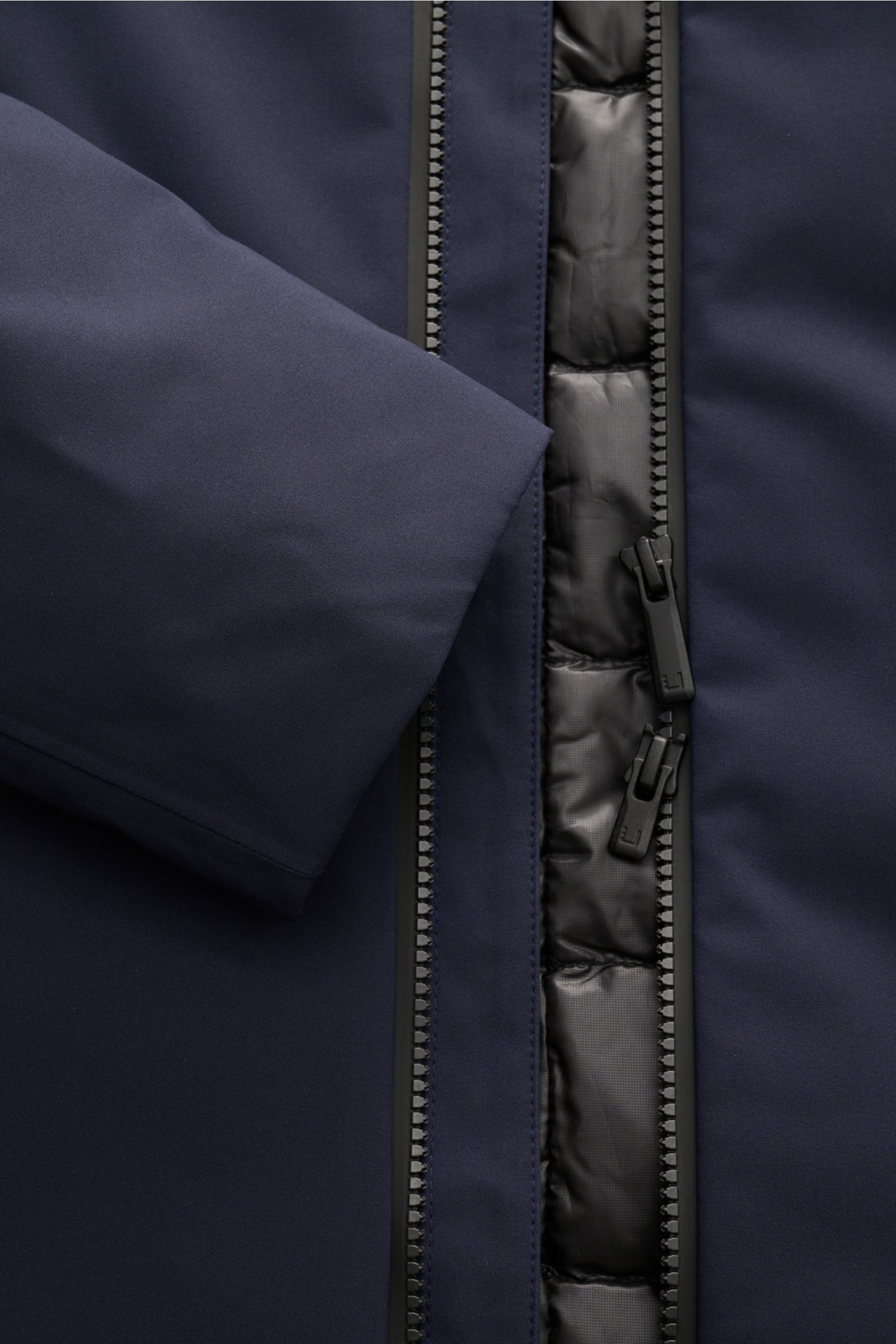 UBR Daunenjacke 'Quantum' navy Detailaufnahme von Ärmelsaum und zwei-Wege-Reißverschluss, wasserabweisend, winddicht, Slim Fit, wärmende Daunenfüllung.
