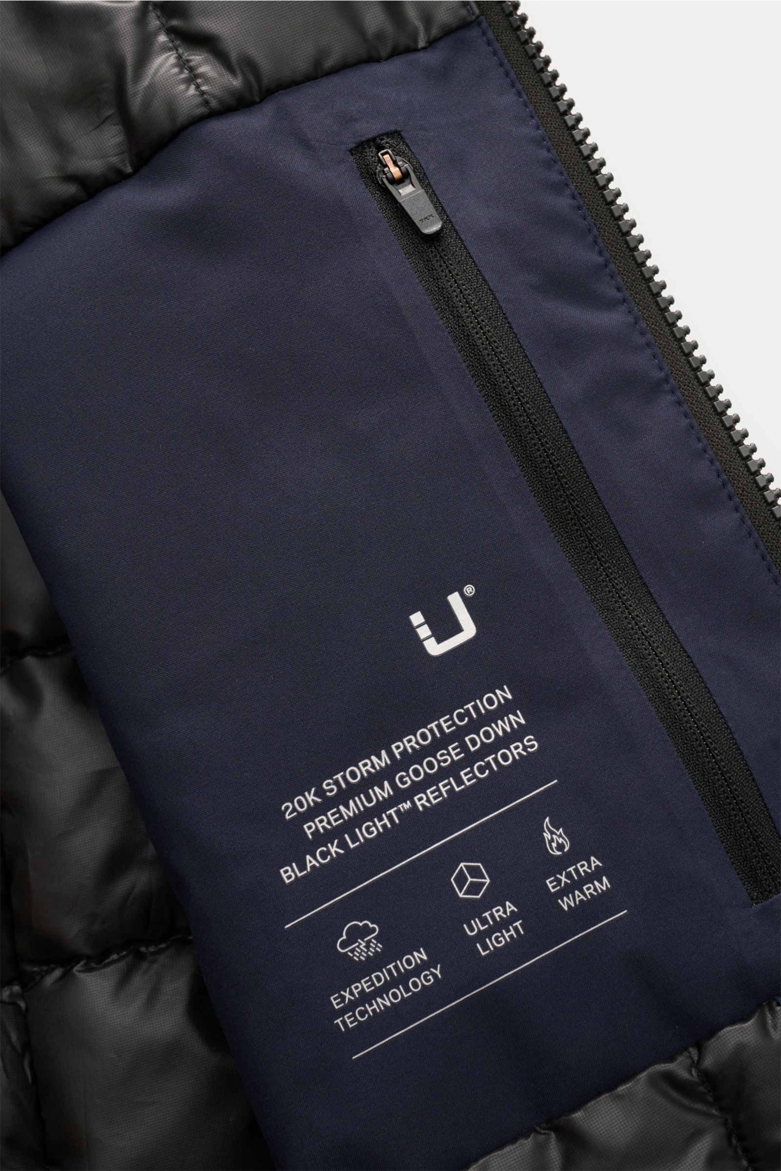 Innenansicht der navy UBR Daunenjacke 'Quantum' mit Reißverschluss-Innentasche, hochwertiger Microfaser und wärmender Daunenfüllung.