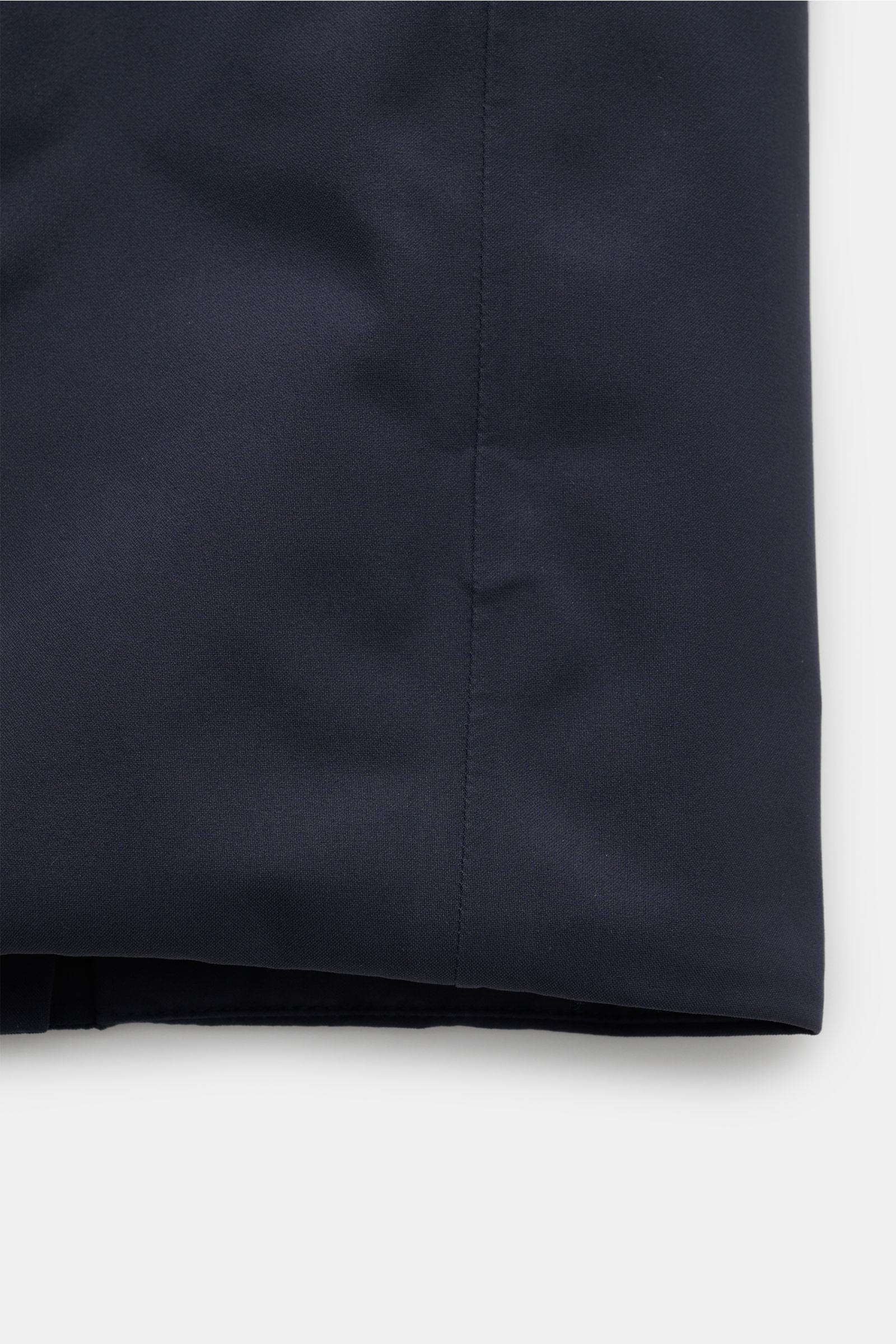 UBR Daunenjacke 'Quantum' navy in Nahaufnahme, Detail der hochwertigen Microfaser, wasserabweisend, Slim Fit, von unten fotografiert.