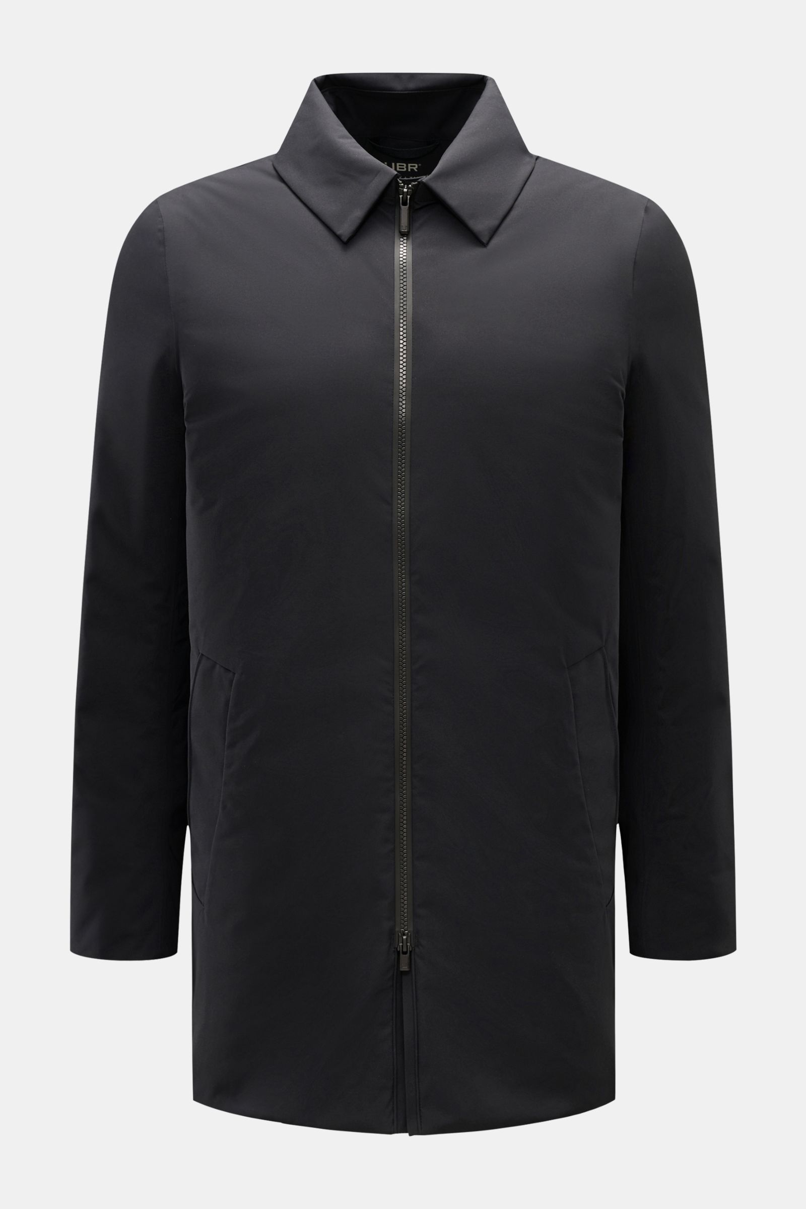 UBR Daunenjacke 'Quantum' schwarz, frontale Ansicht, Slim Fit, wasserabweisend, winddicht, Daunenfüllung, Microfaser, variabler Umlegekragen, Zwei-Wege-Reißverschluss, schräge Leistentaschen, Handwärmetaschen, zwei Innentaschen mit Zipper, geschmeidiges F