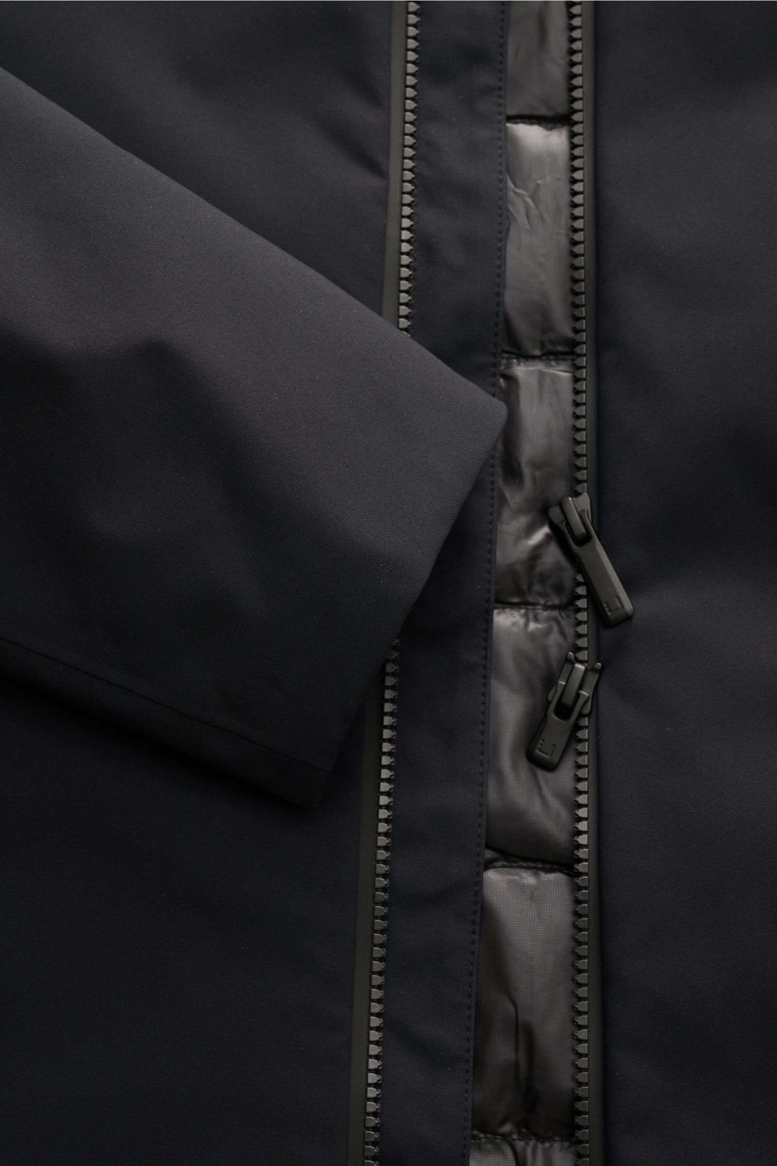 UBR Daunenjacke 'Quantum' schwarz in Nahaufnahme von vorne mit zwei-Wege-Reißverschluss, Microfaser, Daunenfüllung, wasserabweisend, winddicht, Slim Fit.