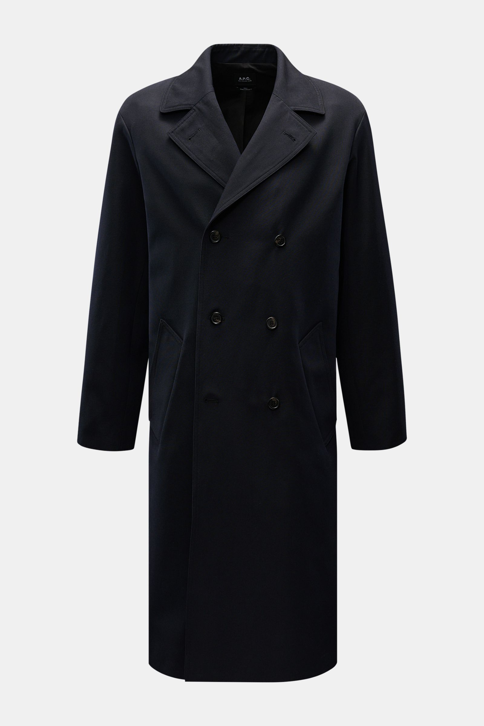 Frontaufnahme des navyfarbenen A.P.C. Mantels mit Slim Fit, zweireihigem Drei-Knopf-Stil, fallendem Revers, schrägen Leistentaschen und Rückenmittelschlitz, gefertigt aus Baumwoll-Woll-Microfaser-Mix, ideal für die Übergangszeit.