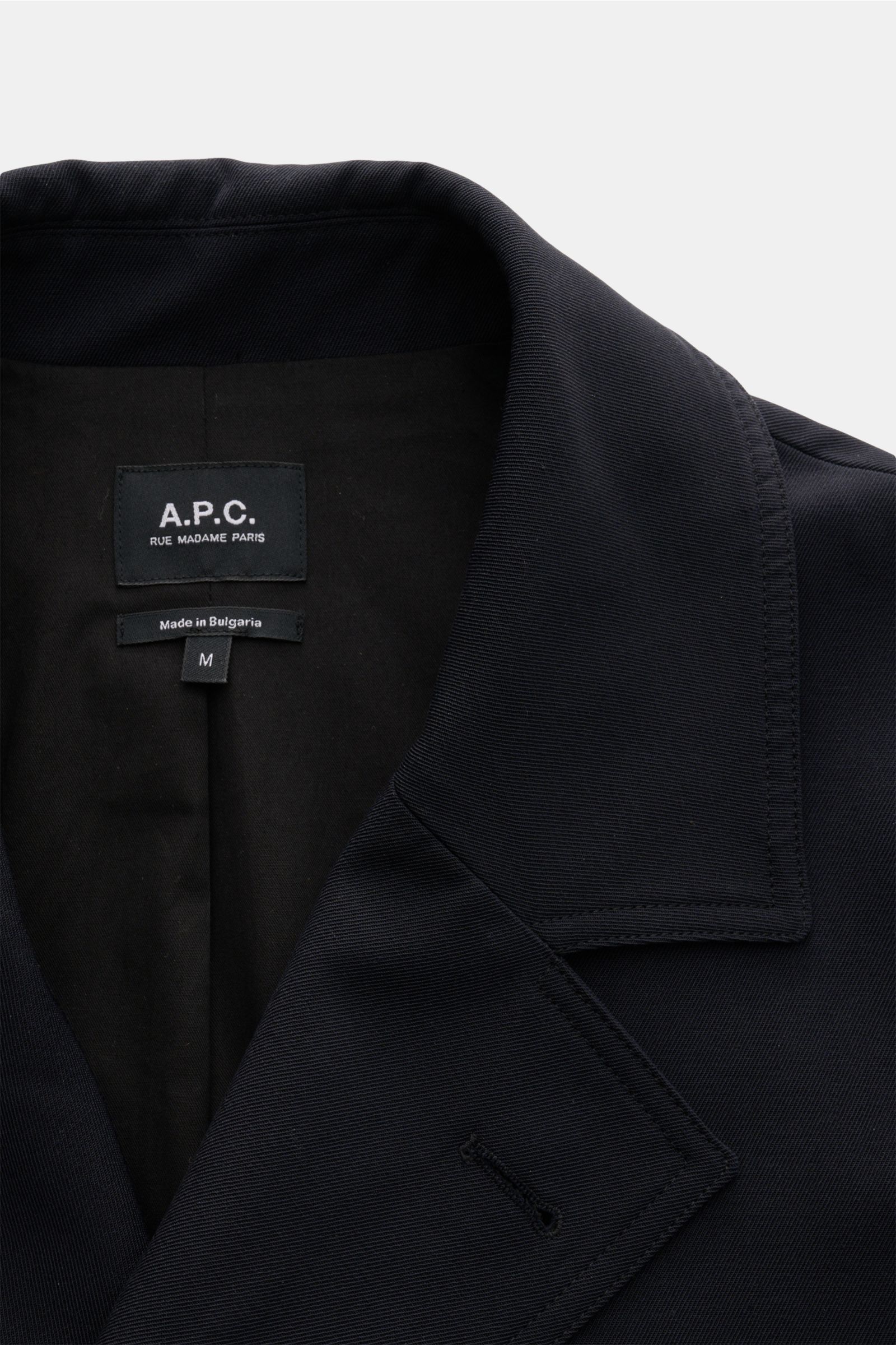 Nahaufnahme des Kragens und Innenlabels vom A.P.C. Mantel navy aus Baumwolle, Wolle, Microfaser, Slim Fit, dreireihig.