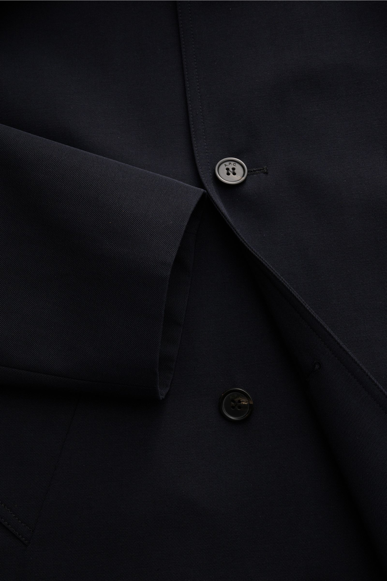 Nahaufnahme des eleganten A.P.C. Mantel navy in Slim Fit, zweireihig mit drei Knöpfen, fallendem Revers, schräger Leistentasche, Rückenmittelschlitz aus Baumwolle, Wolle und Microfaser.