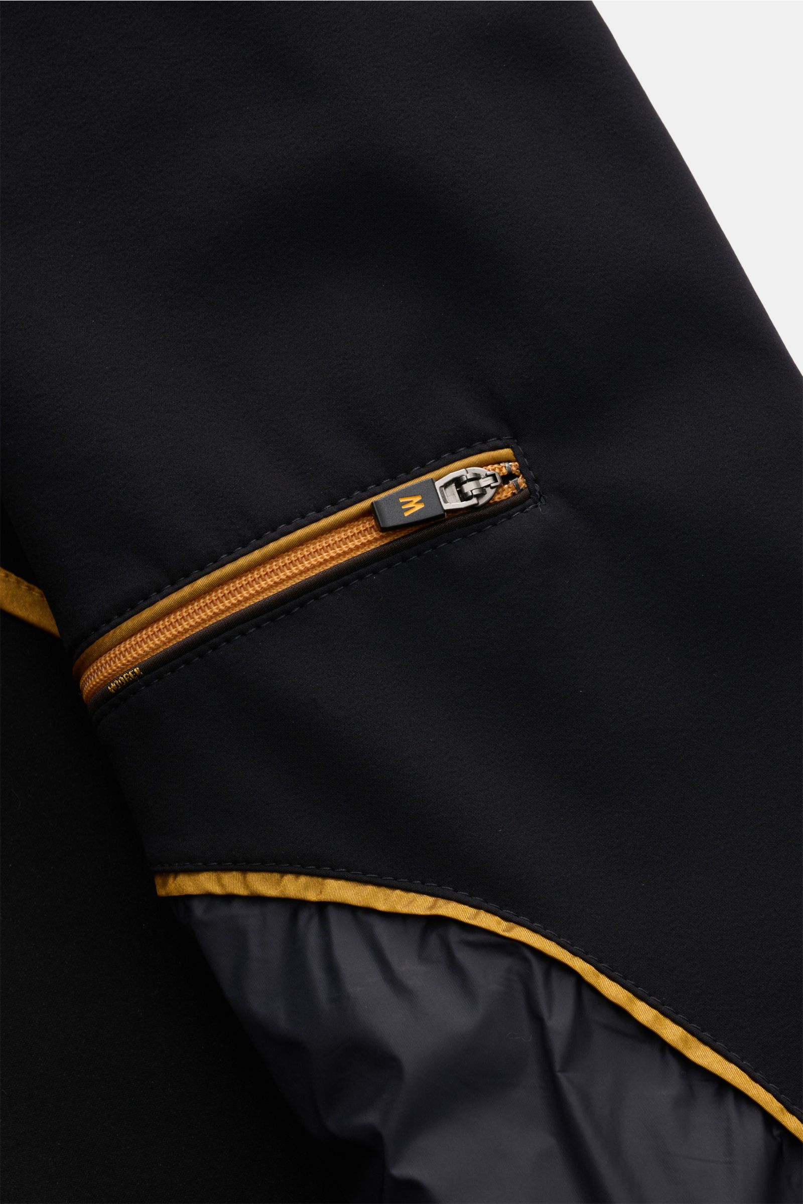 Close-up detail of Moorer Kurzmantel 'Vittor' dark navy sleeve showing orange zipper and lining from above angle.

Description: Souveräne Eleganz für jeden Tag: Der leichte Mantel 'Vittor' überzeugt mit seiner hochwertigen, wasserabweisenden Microfaser