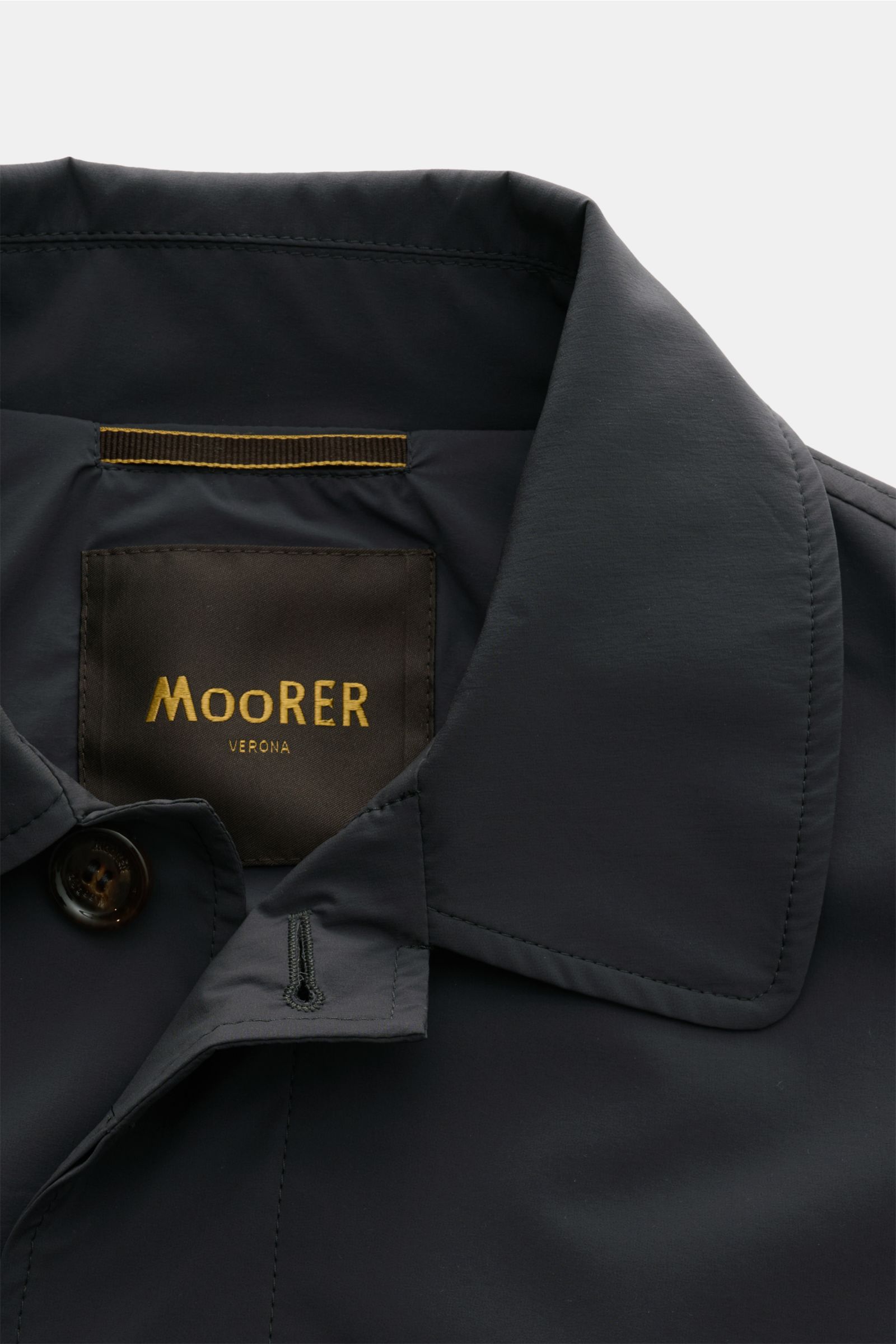 Nahaufnahme des Umlegekragens des Moorer Kurzmantels 'Vittor' dunkelgrau aus wasserabweisender Microfaser mit glattem Griff.