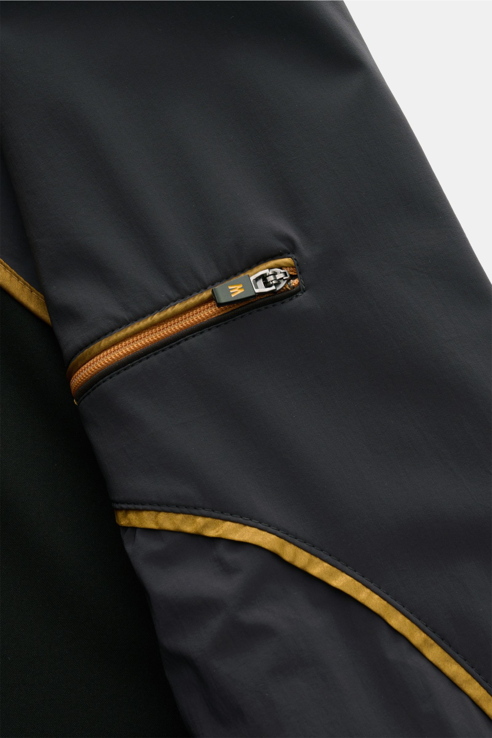 Nahaufnahme des Innenfutters und Reißverschlusses vom Moorer Kurzmantel 'Vittor' dunkelgrau aus wasserabweisender Microfaser.