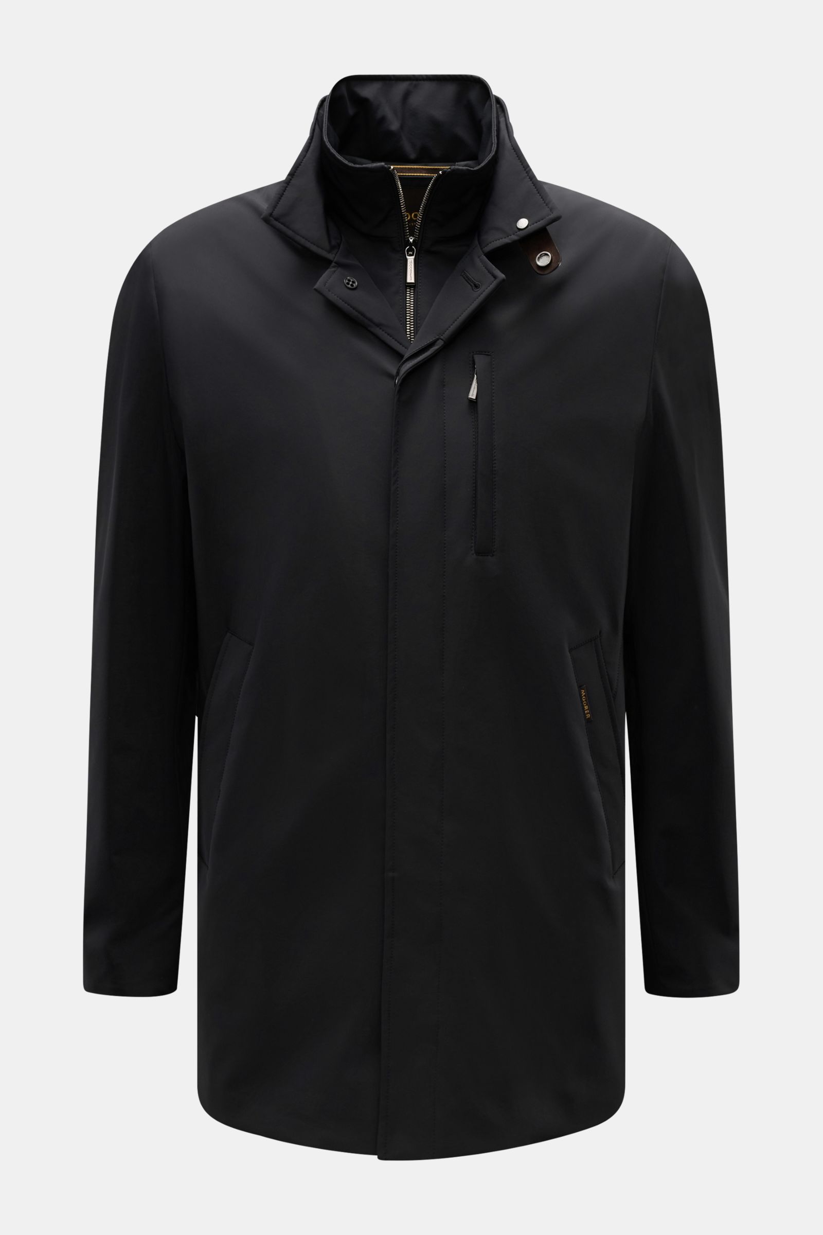 Moorer Kurzmantel 'Edgar' schwarz, frontal fotografiert, wasserabweisend, elastische Microfaser, Slim Fit, Double-Front mit Stehkragen, Kapuze im Kragen, Leistentaschen mit Magnetverschluss.