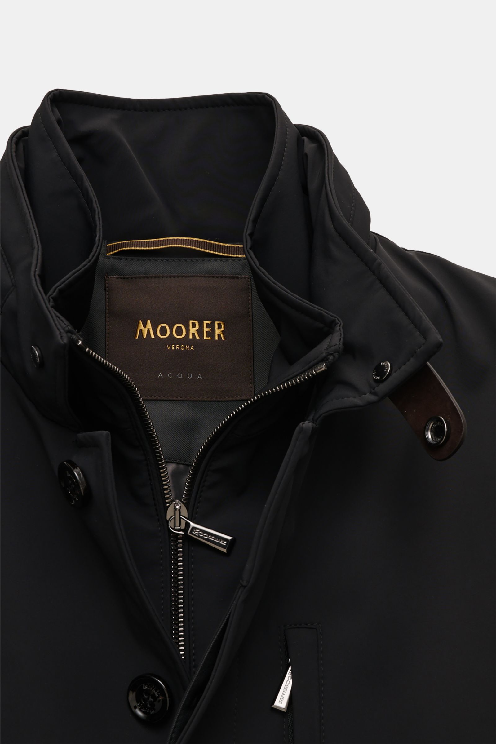 Moorer Kurzmantel 'Edgar' schwarz aus elastischer, wasserabweisender Microfaser, Slim Fit, Double-Front mit Stehkragen, Kapuze, Nahaufnahme von oben.