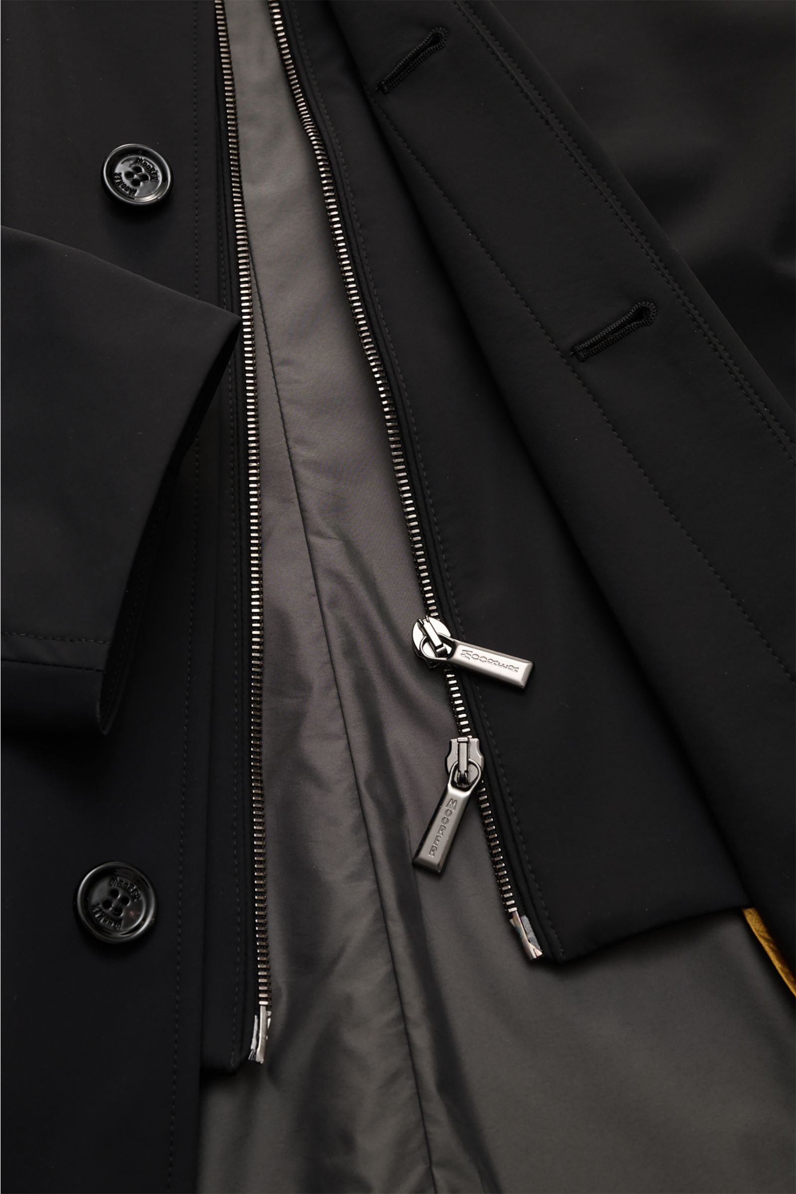 Moorer Kurzmantel 'Edgar' schwarz in Nahaufnahme von innen, zeigt wasserabweisende Microfaser, Double-Front, Stehkragen, Zipper, Futter und Knöpfe.