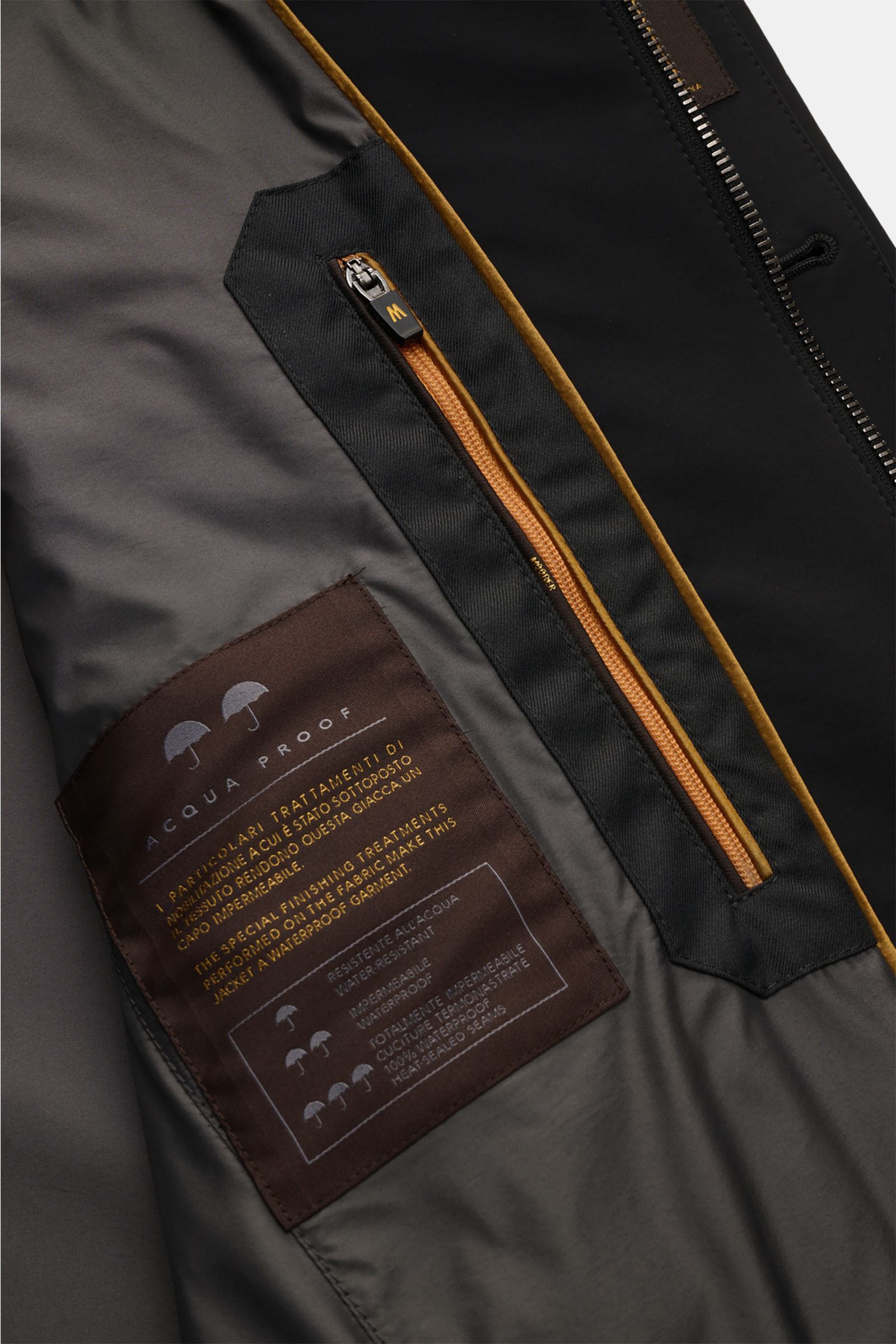 Innenansicht des Moorer Kurzmantels 'Edgar' schwarz mit wasserabweisendem Futter, Innentaschen und Reißverschluss aus elastischer Microfaser.