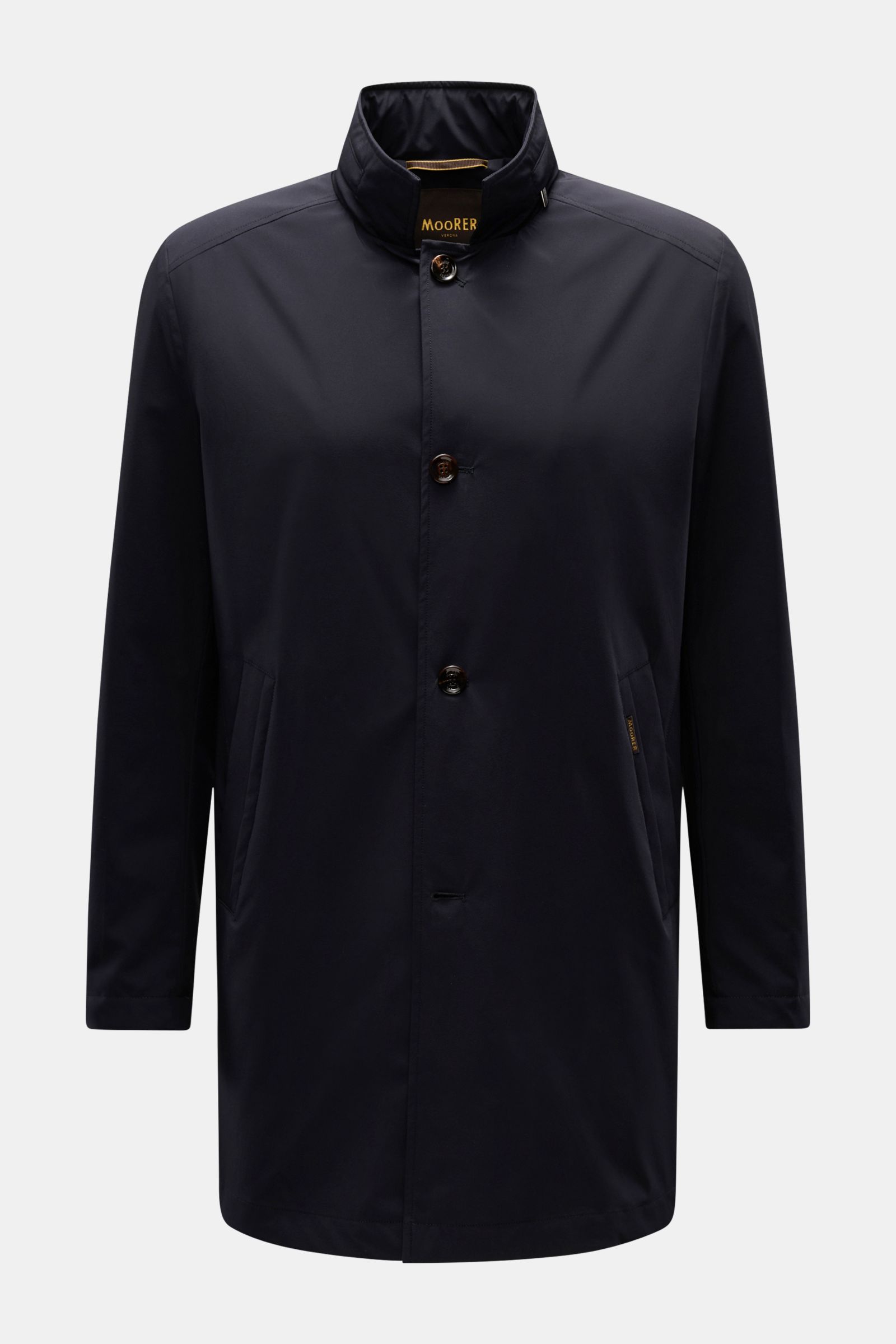 Moorer Kurzmantel 'Hektor' navy, frontal fotografiert, wasserabweisend, Slim Fit, Stehkragen mit versteckter Kapuze, vier Knöpfe, schräge Taschen.