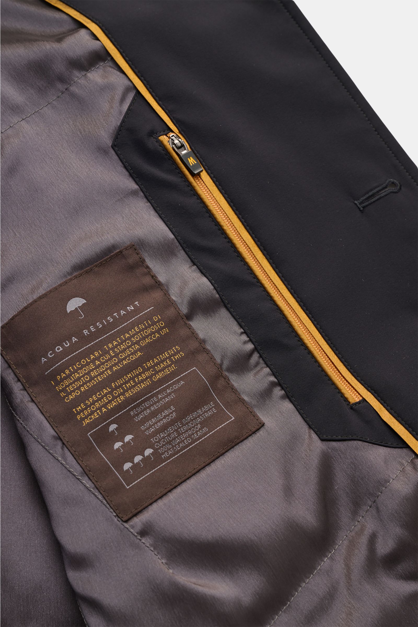 Innenansicht des Moorer Kurzmantel 'Hektor' navy mit wasserabweisendem Innenfutter, Reißverschluss-Innentasche und Weblabel, Detailfoto.