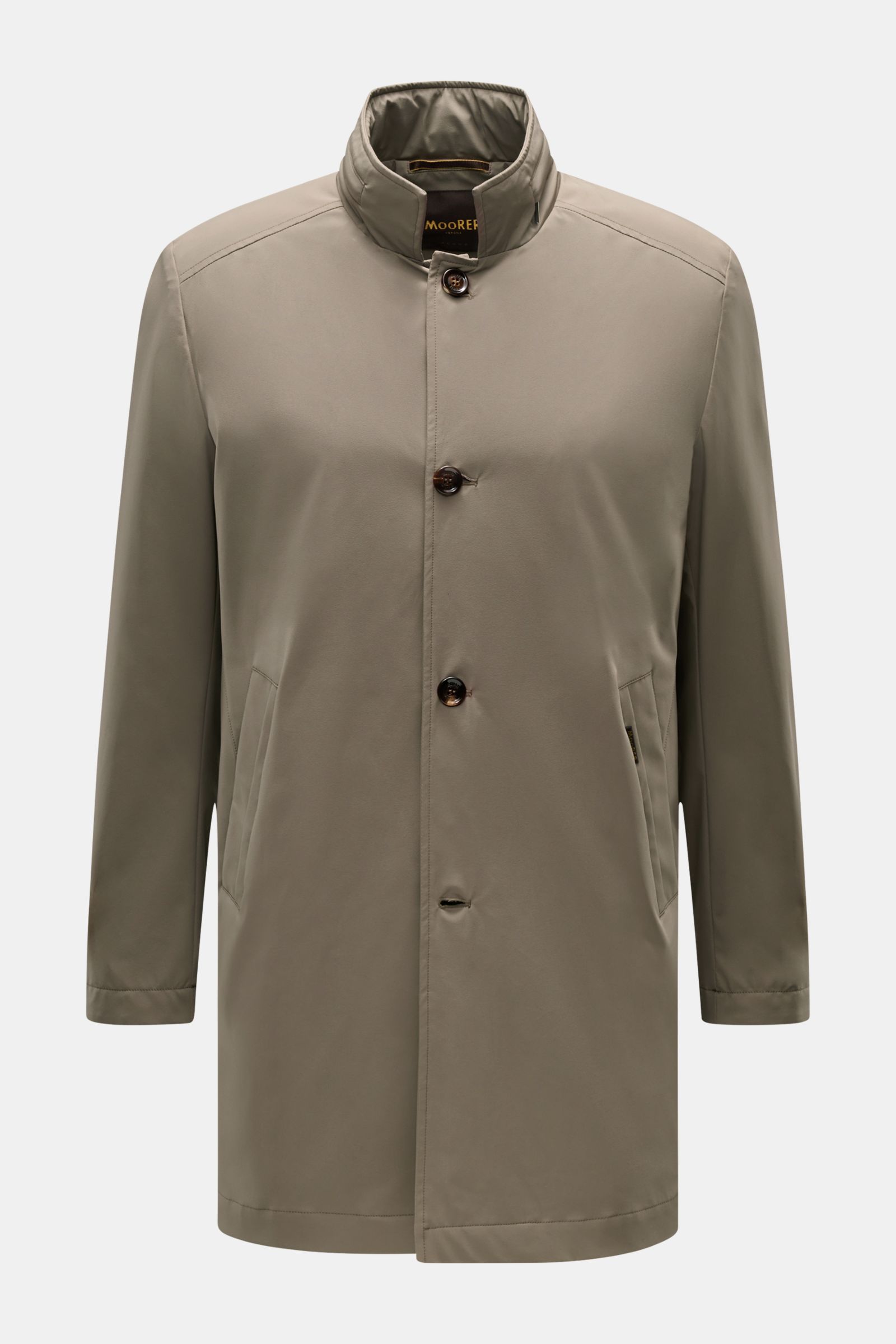 Moorer Kurzmantel 'Hektor' khaki, Slim Fit, wasserabweisend, Microfaser, Stehkragen mit Kapuze, Vier-Knopf-Leiste, schräge Taschen, Frontansicht.