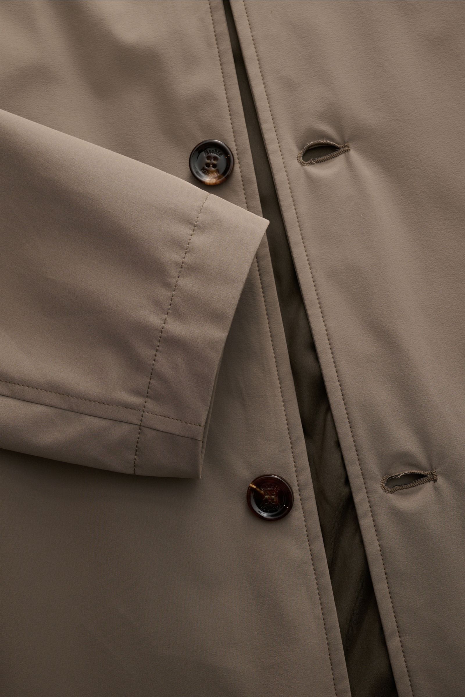 Moorer Kurzmantel 'Hektor' khaki shown close-up from the front, highlighting smooth microfiber fabric, four-button placket, and sleeve detail, showcasing water-repellent, slim fit design with a standing collar and concealed hood. 