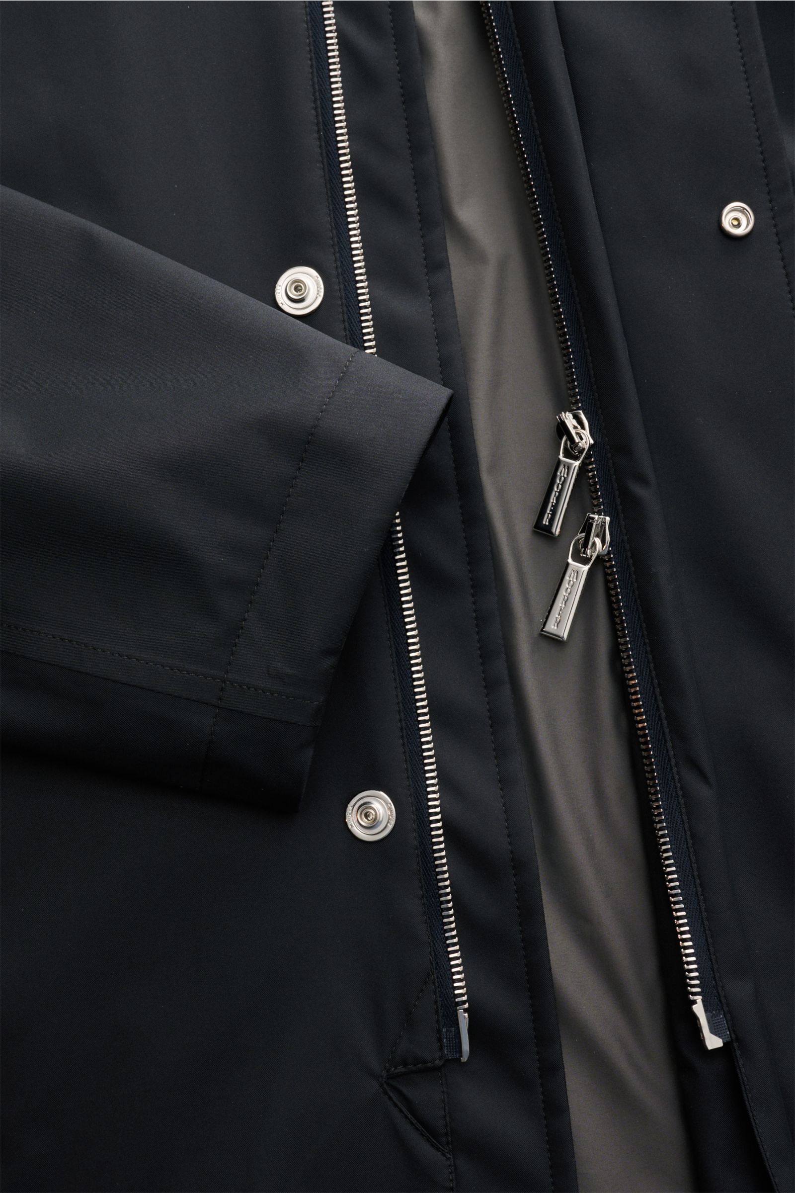 Close-up front view of Moorer Short coat 'Tiglio' dark navy showing waterproof fabric, two-way zip, snap buttons, and smooth lining.