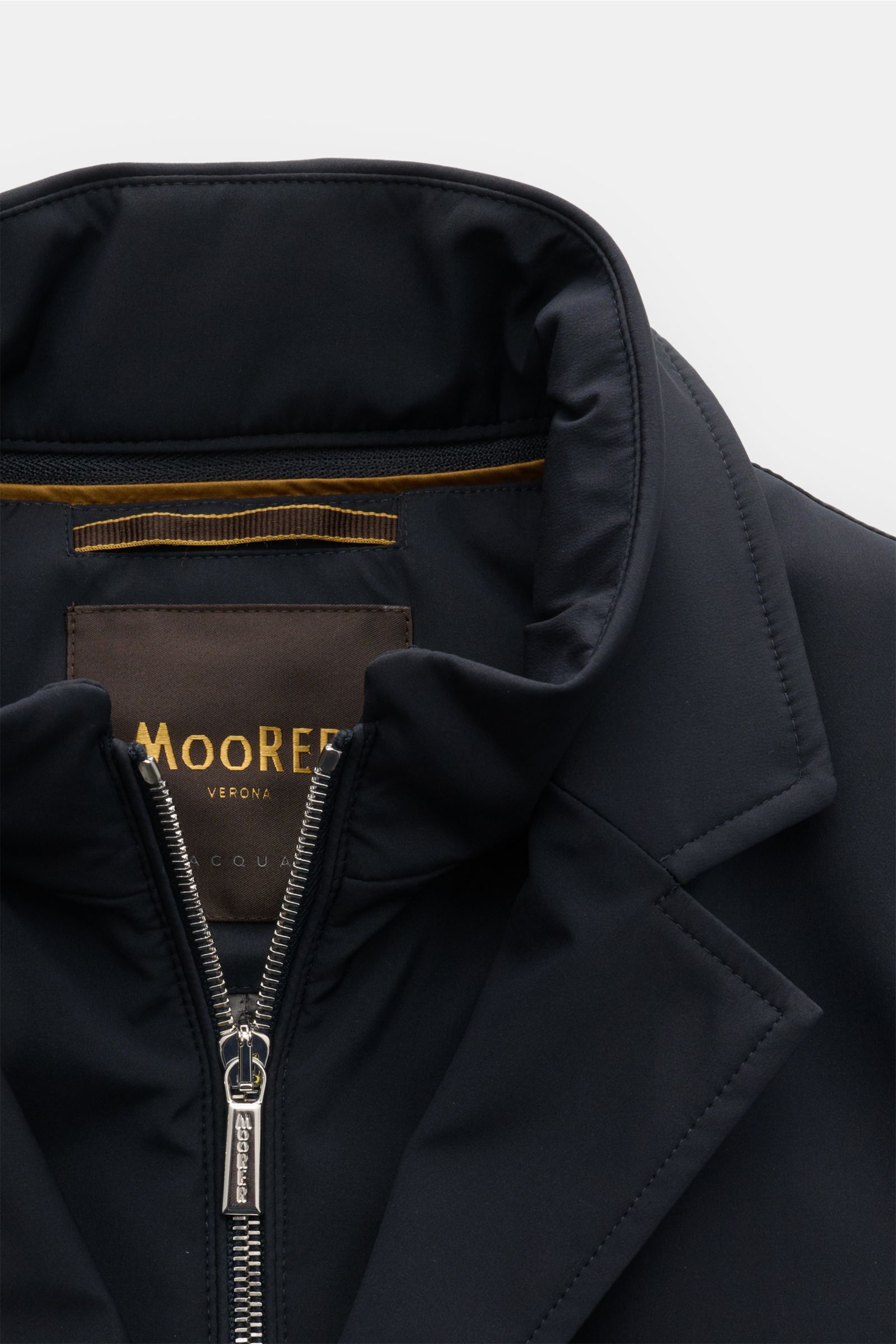 Close-up, top-down view of the navy Moorer Jacket 'Borromeo' collar and zipper, showcasing its water repellent silk-microfibre blend with a smooth feel. With its water repellent finish and clean look with double front, the jacket 'Borromeo' by MOORER is t